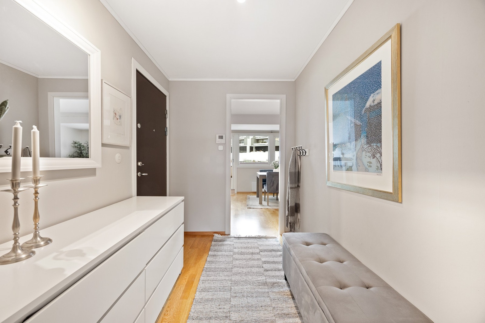 Leiligheten har en romslig entré. Dørcalling. Galleribilde