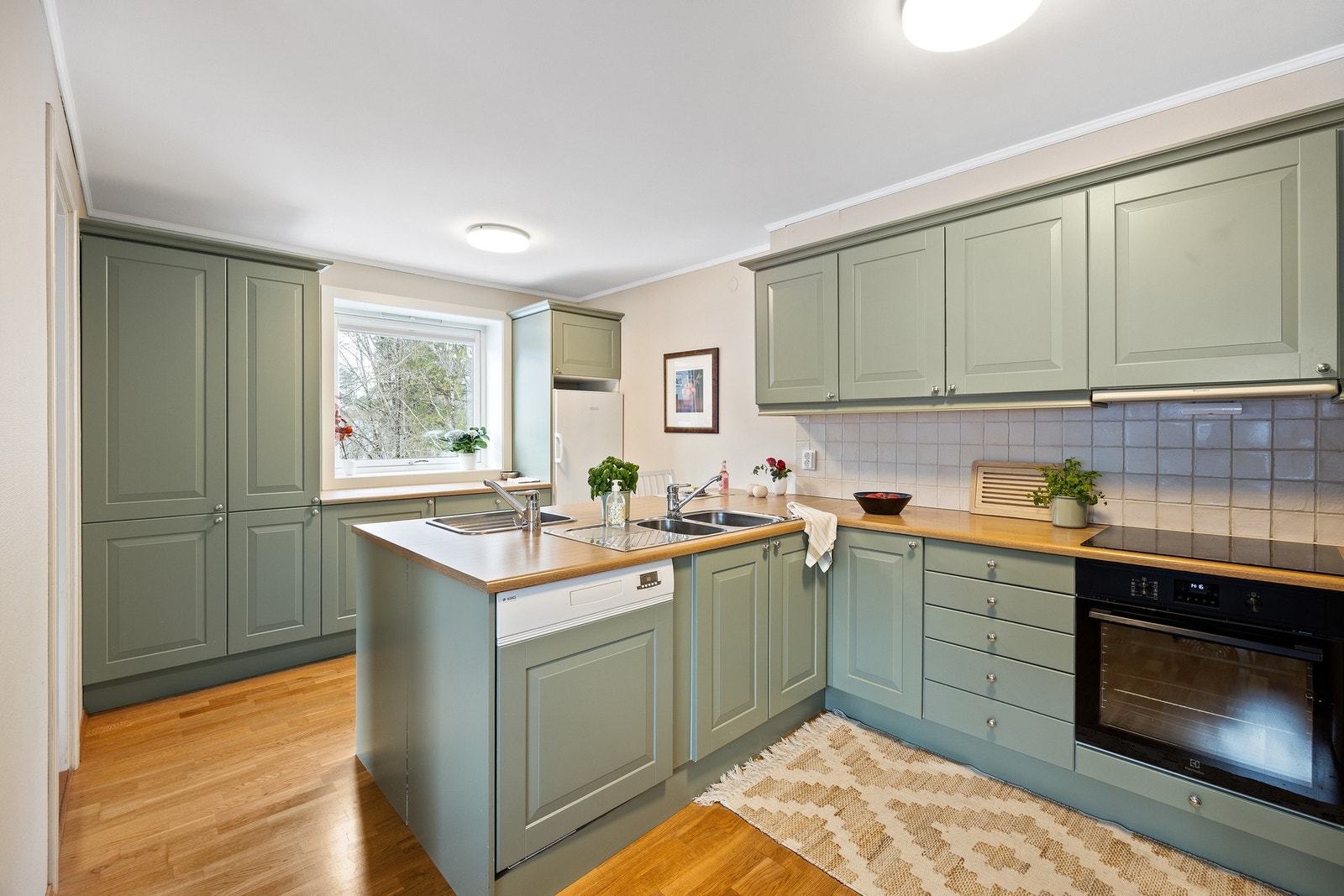 Kjøkkenet har integrert stekeovn, platetopp og oppvaskmaskin. Stekeovn og platetopp fra 2025. Galleribilde