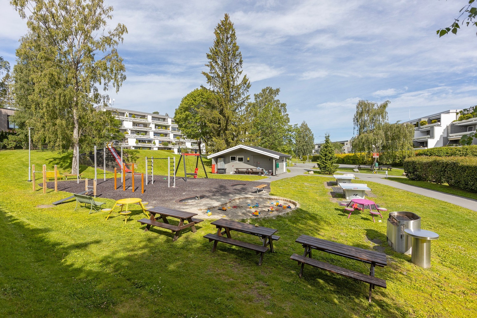 Sameiet har romslige fellesarealer til glede for store og små beboere. Her er det gressplen, beplantning, lekeplasser, fotballbane, sittegrupper og asfalterte internveier. Galleribilde