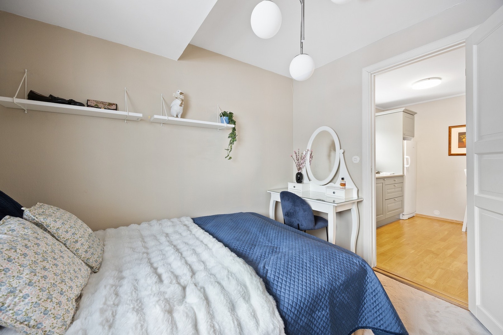 Soverommet har parkettgulv og malte overflater. Galleribilde