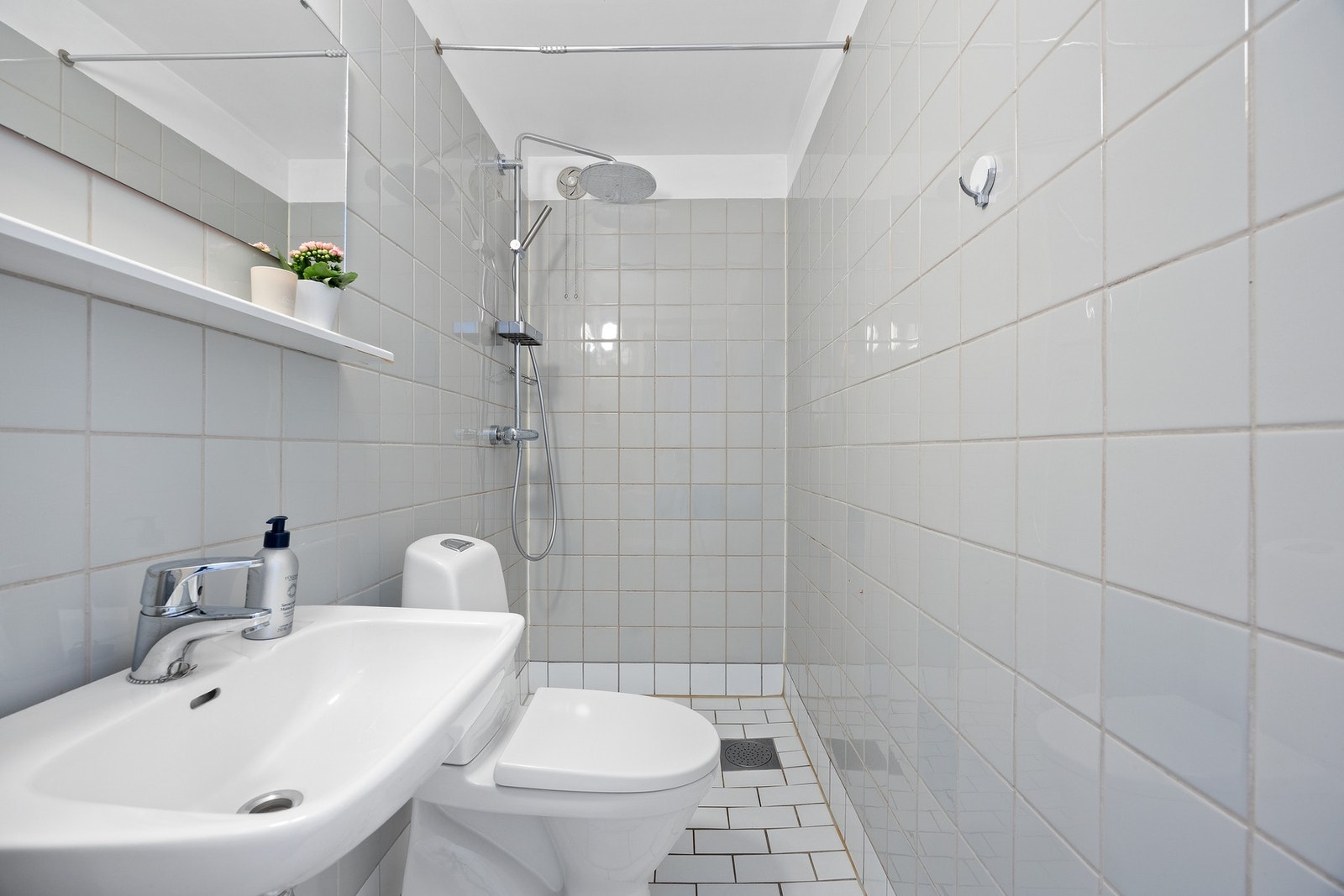 Bad 2 er fra byggeår med enkelte oppgraderinger i nyere tid, bl.a. nytt dusjarmatur i 2025. Galleribilde