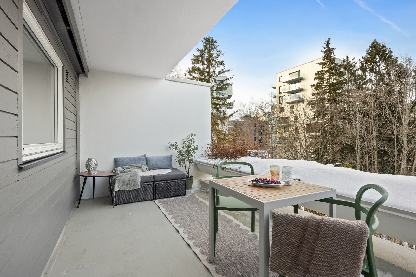 Skjermet og romslig terrasse på 14 m2 med utgang fra stuen. Terrassen ligger vendt mot naturskjønne Mærradalen. Galleribilde