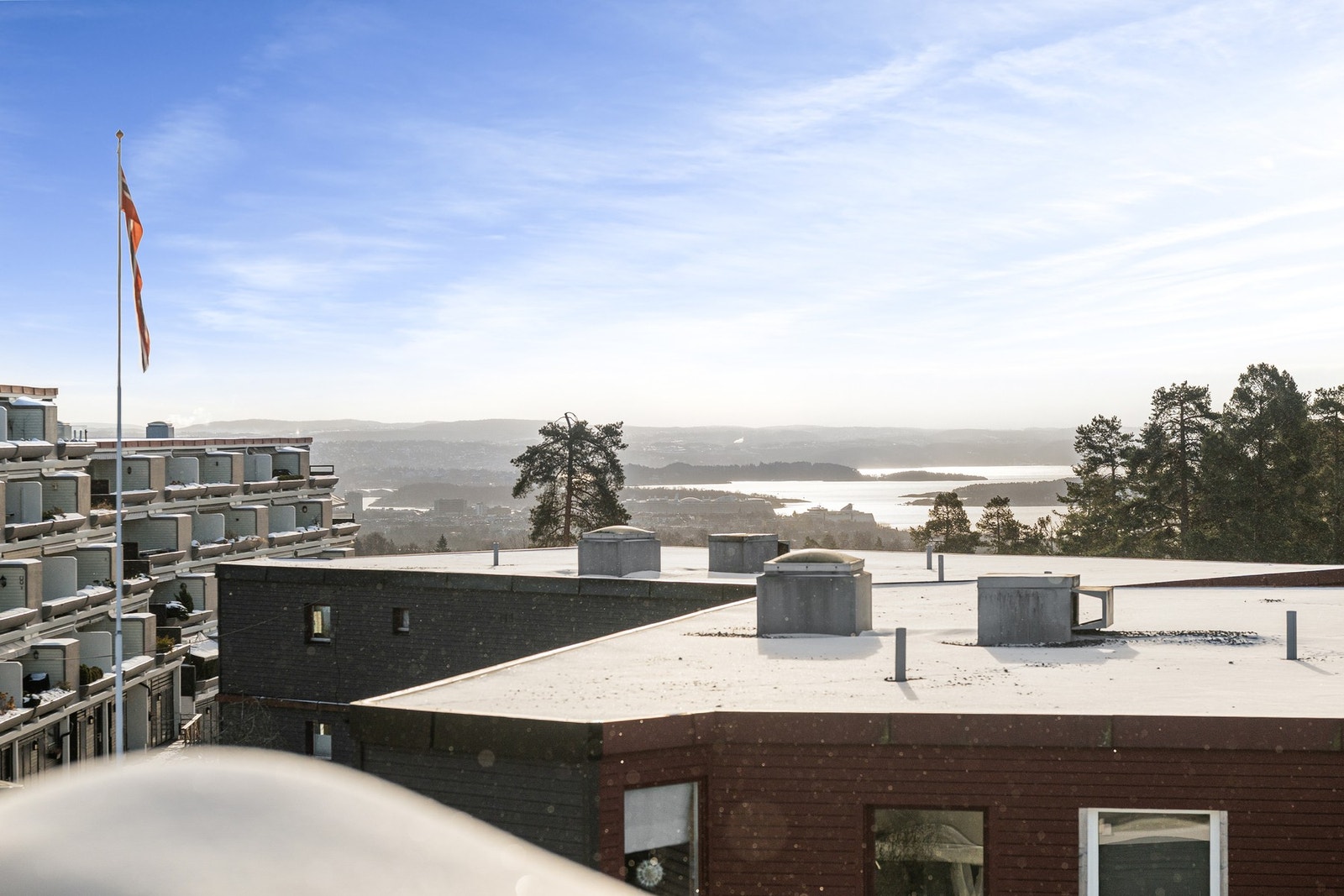 Rolig og tilbaketrukket beliggenhet i nedre del av Holmenkollen med kort vei til buss, T-bane og søndagsåpen nærbutikk. Nærområdet byr på marka, idrettsanlegg og flotte turmuligheter året rundt. Galleribilde