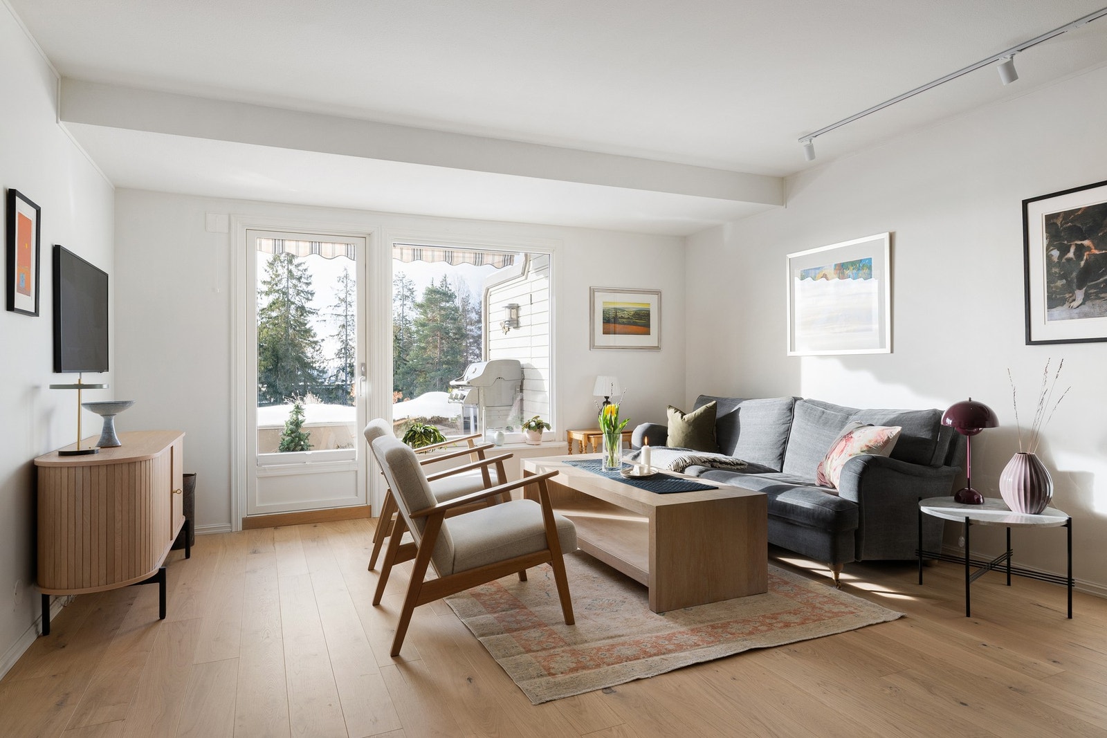 Oppholdsrommet fremstår helhetlig og moderne etter totaloppussingen i 2024, med nye gulv med varme og gjennomgående oppgraderte overflater. Galleribilde