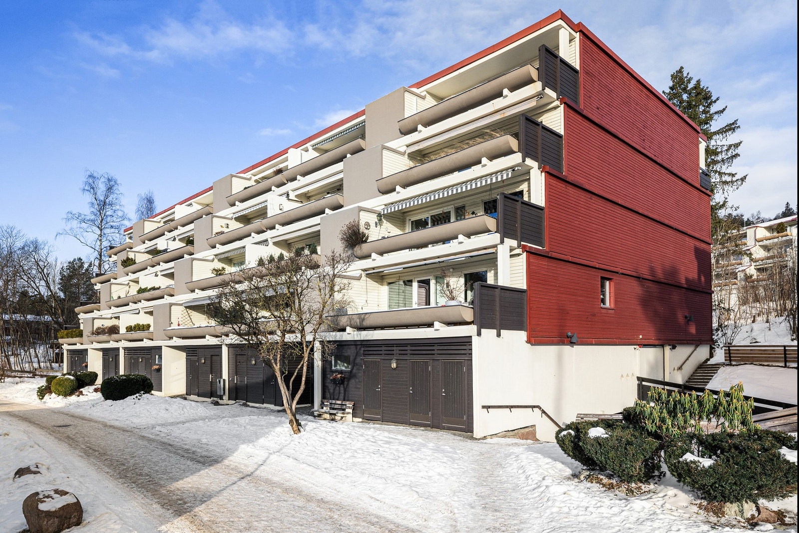 Leiligheten ligger i Østre Kragskogen sameie, et rolig og veldrevet sameie med et etablert og godt bomiljø. Her bor du tilbaketrukket og fredelig, samtidig som du har kort vei til både servicetilbud og kollektivtransport. Galleribilde