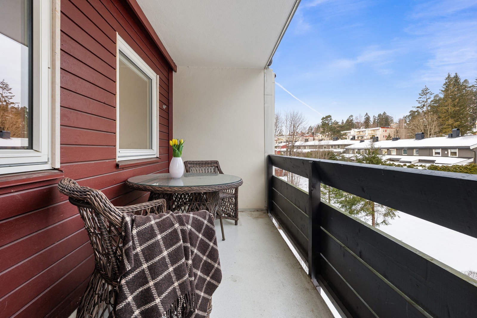 Østvendt balkong med adkomst direkte fra kjøkkenet, perfekt for morgenkaffen i solen. Her sitter du luftig og skjermet med utsyn mot grøntområder og omkringliggende bebyggelse. Galleribilde