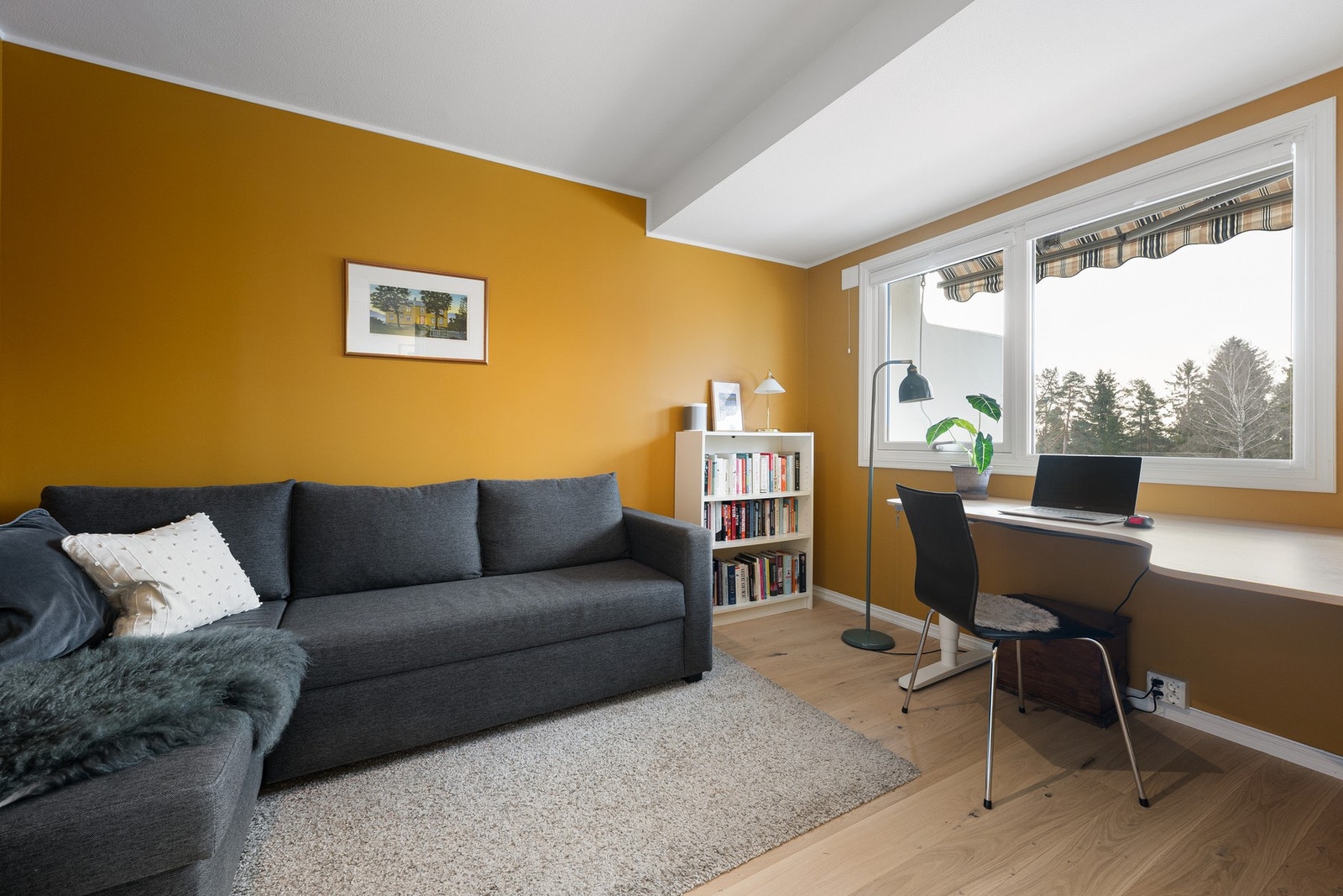 Soverom 2 har adkomst direkte fra stuen og benyttes i dag som hjemmekontor og ekstra oppholdsrom. Store vindusflater gir godt med dagslys og en trivelig arbeidsplass. Galleribilde