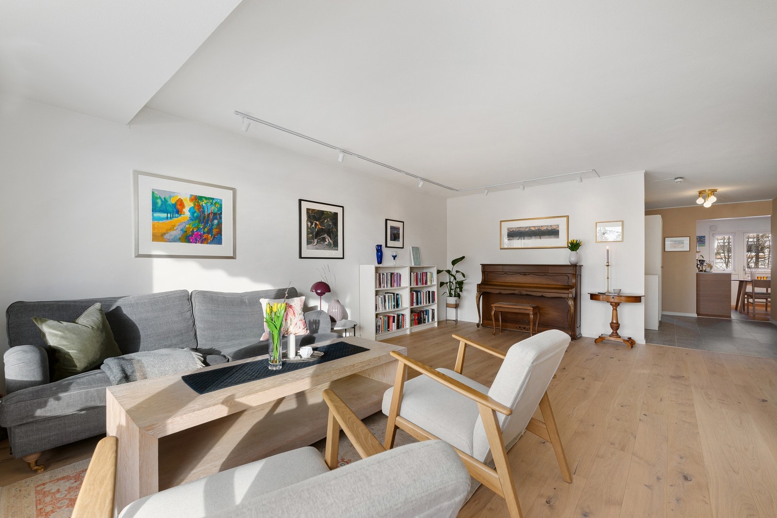 Stuen har god plass til både sofagruppe og lesekrok, og det åpne uttrykket skaper en naturlig flyt videre mot kjøkken og entré. Galleribilde