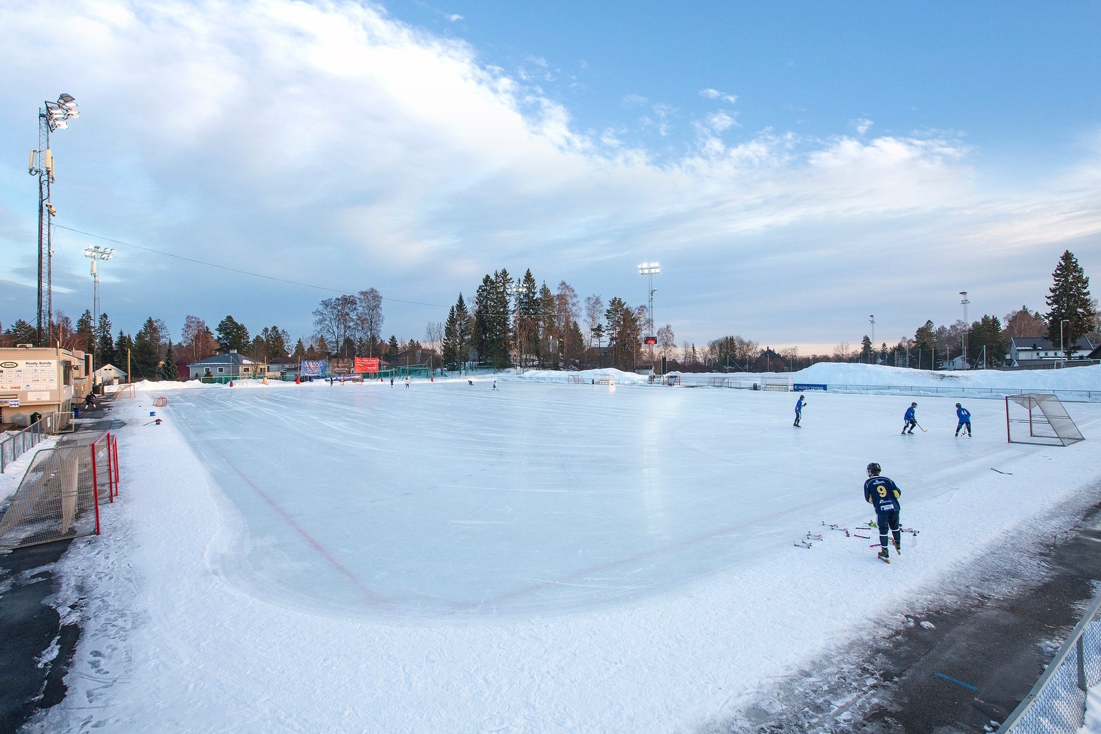 I umiddelbar nærhet ligger Gressbanen, med fotballbane på sommeren og skøytebane på vinteren. Galleribilde