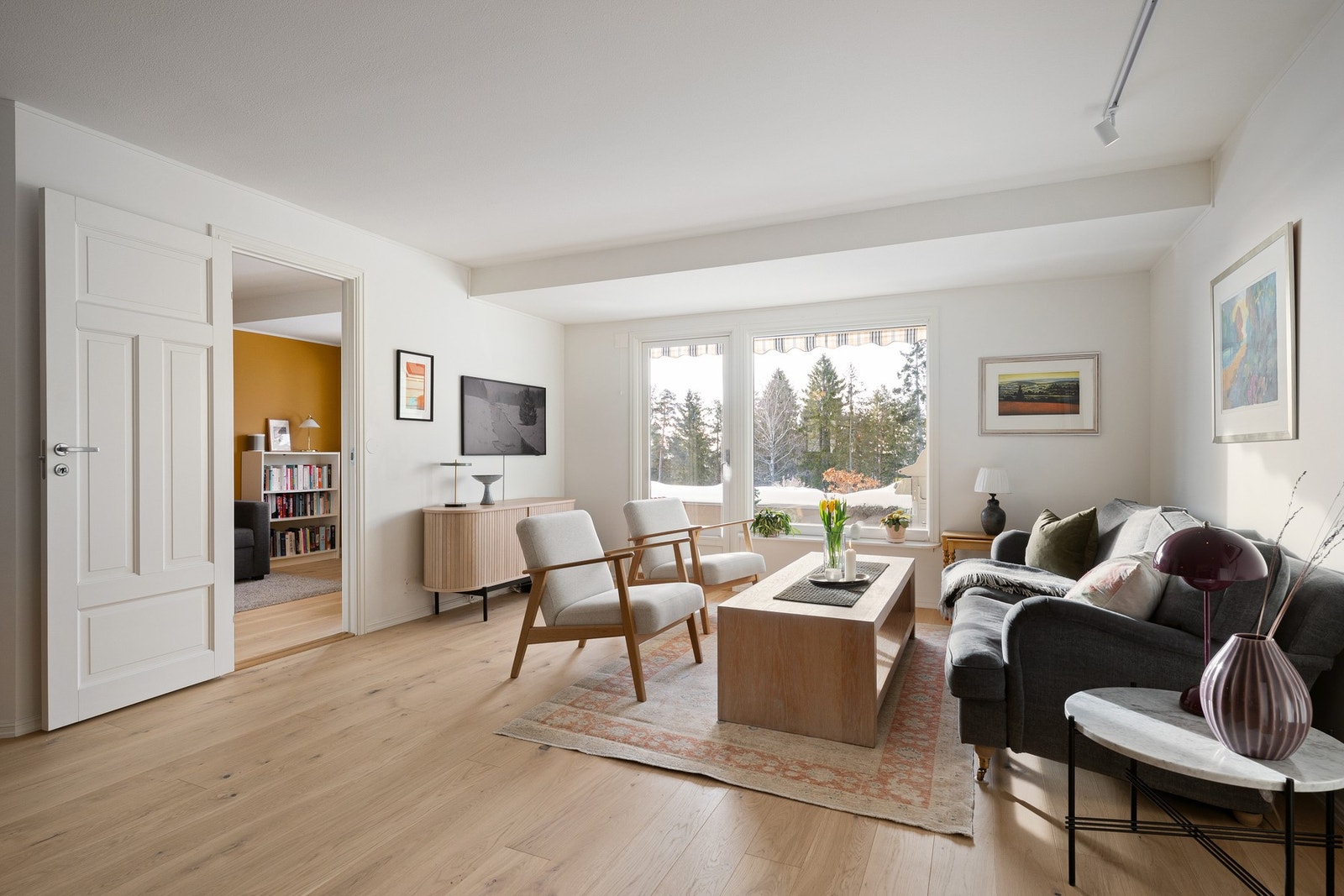 Romslig og lys stue med store vindusflater og direkte utgang til den sydvendte terrassen. Gode møbleringsmuligheter og en luftig romfølelse. Galleribilde