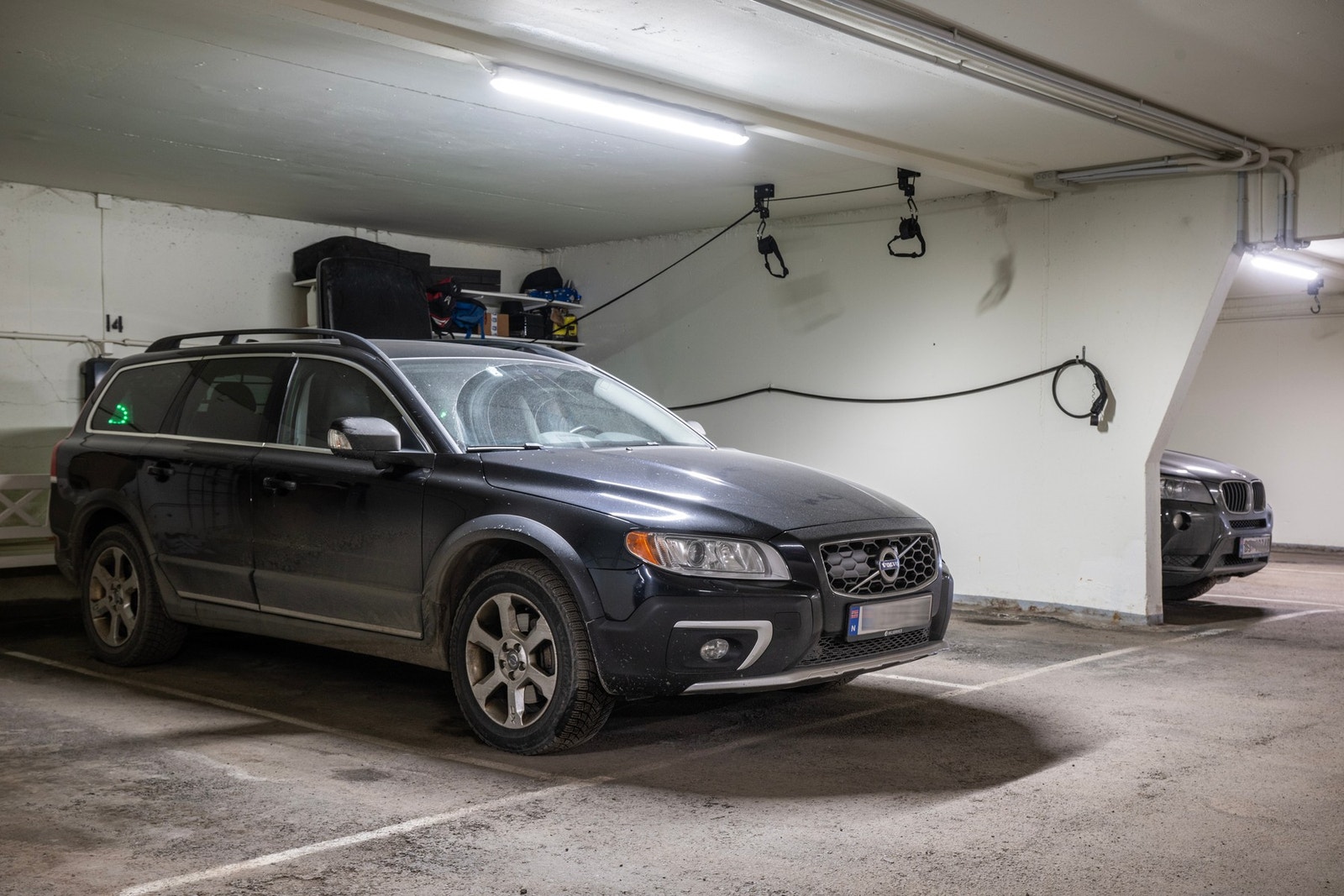 Fast garasjeplass i lukket anlegg med tilhørende elbillader. Galleribilde