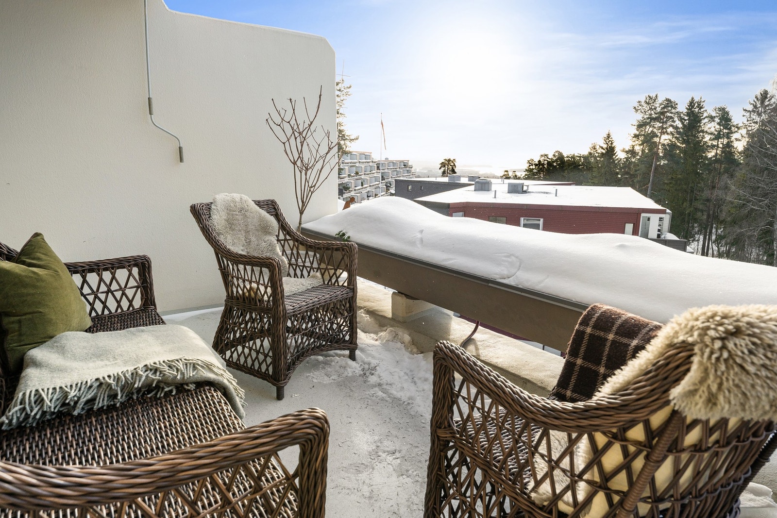 Sydvendt terrasse med sol store deler av dagen og flott utsyn mot grøntområder. Her har du en lun og skjermet uteplass. Galleribilde