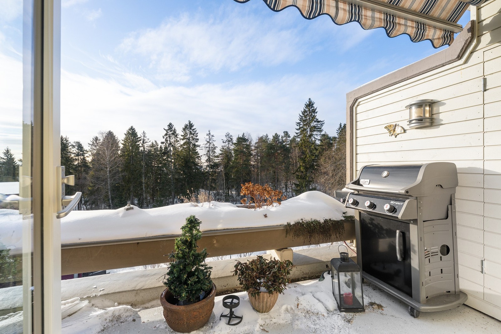 Terrassen byr på rolig og tilbaketrukket beliggenhet med åpent utsyn og gode solforhold. En naturlig forlengelse av stuen som gir ekstra oppholdsareal store deler av året. Galleribilde