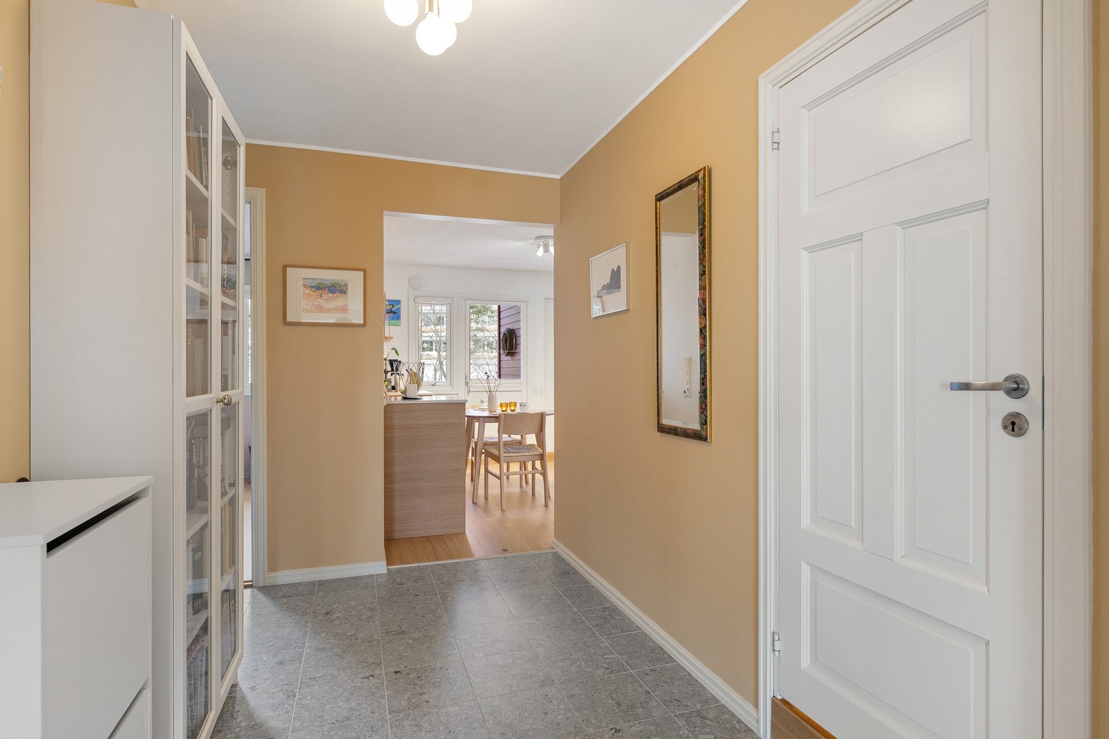 Entréen gir et lyst og innbydende førsteinntrykk, med gjennomgående oppgraderte overflater og naturlig flyt videre mot kjøkken og stue. Galleribilde