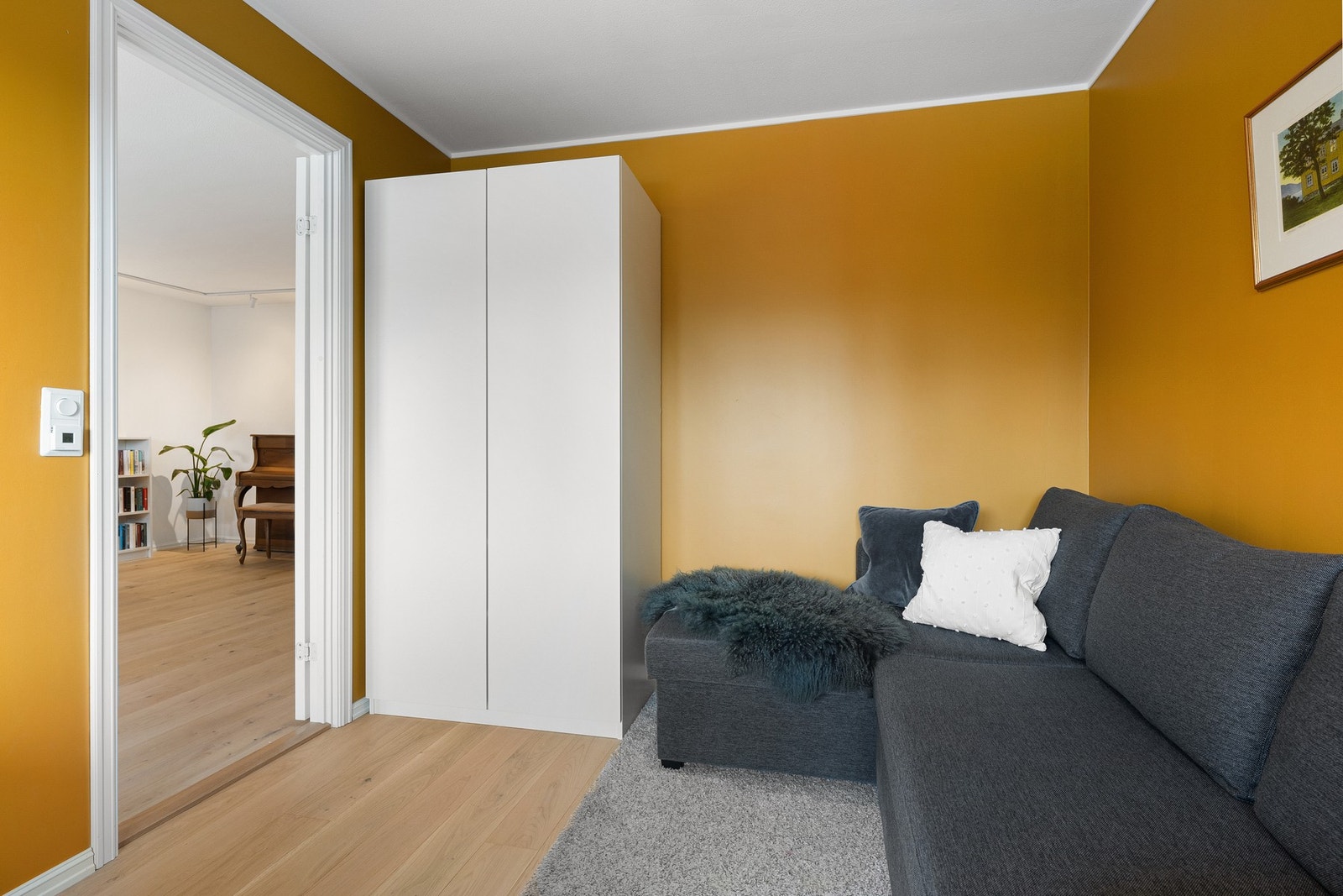 Et fleksibelt rom som enkelt kan tilpasses behov, enten som soverom, kontor eller TV-stue. Galleribilde