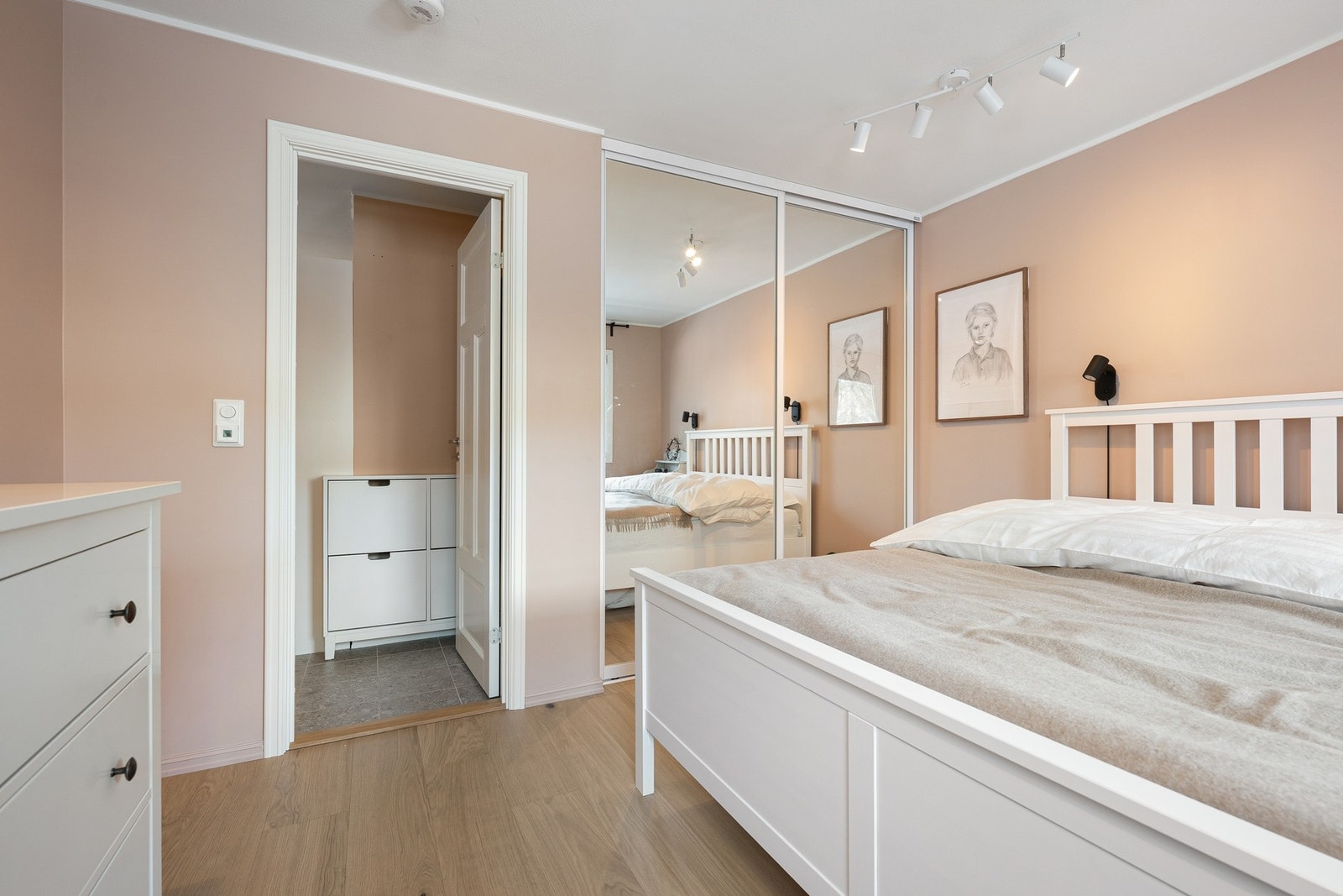 Rommet har en romslig skyvedørsgarderobe med speildører som gir rikelig med oppbevaringsplass og samtidig forsterker romfølelsen. Galleribilde