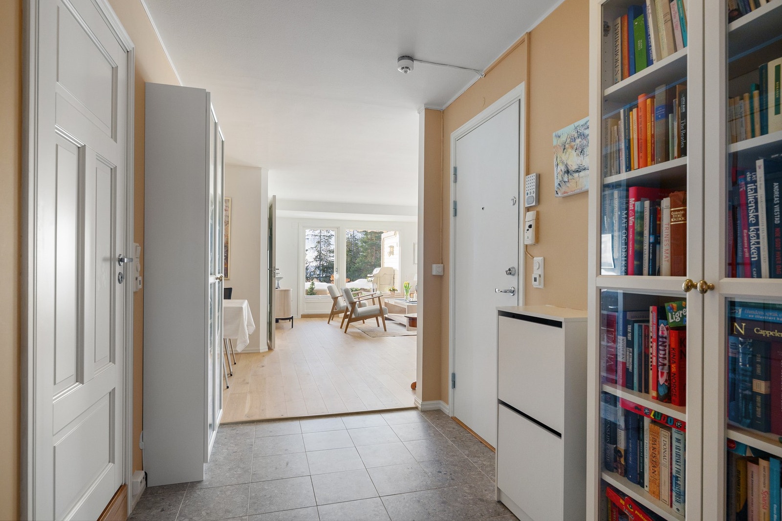 Romslig entré med flislagt gulv og varmekabler fra 2024. Her er det god plass til oppbevaring. Galleribilde