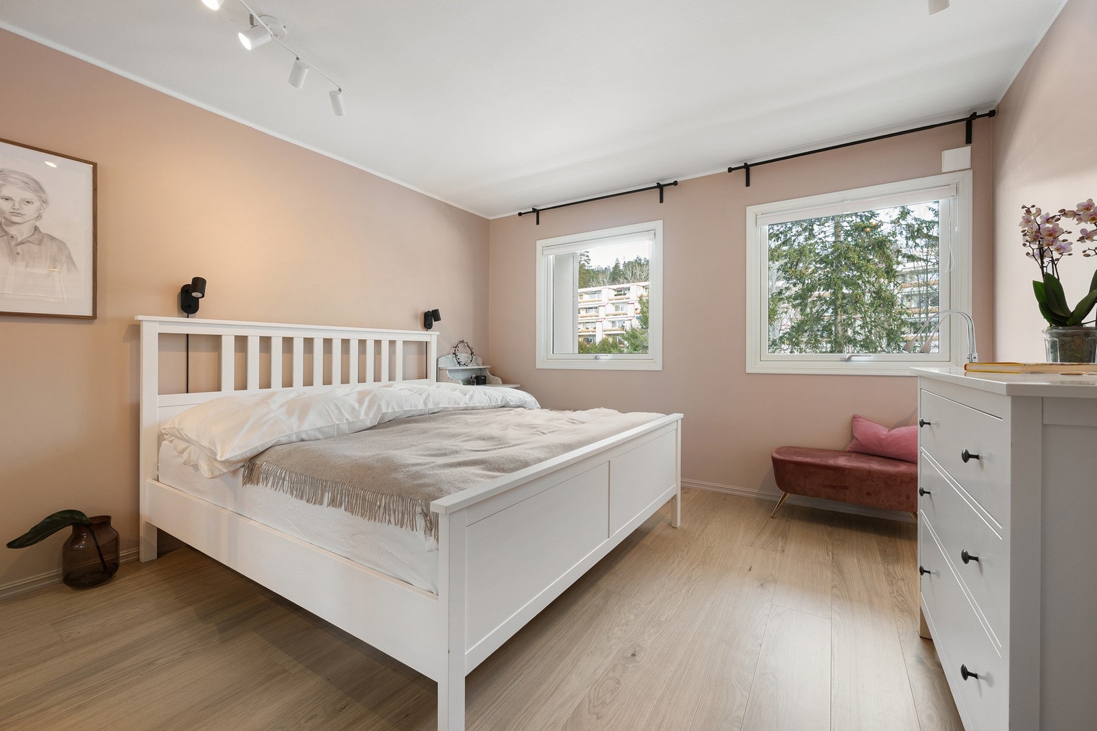 Svært romslig hovedsoverom med god plass til dobbeltseng og øvrig møblement. Rommet er opprinnelig godkjent som to separate soverom og kan tilbakeføres dersom man har behov for et ekstra rom. Galleribilde