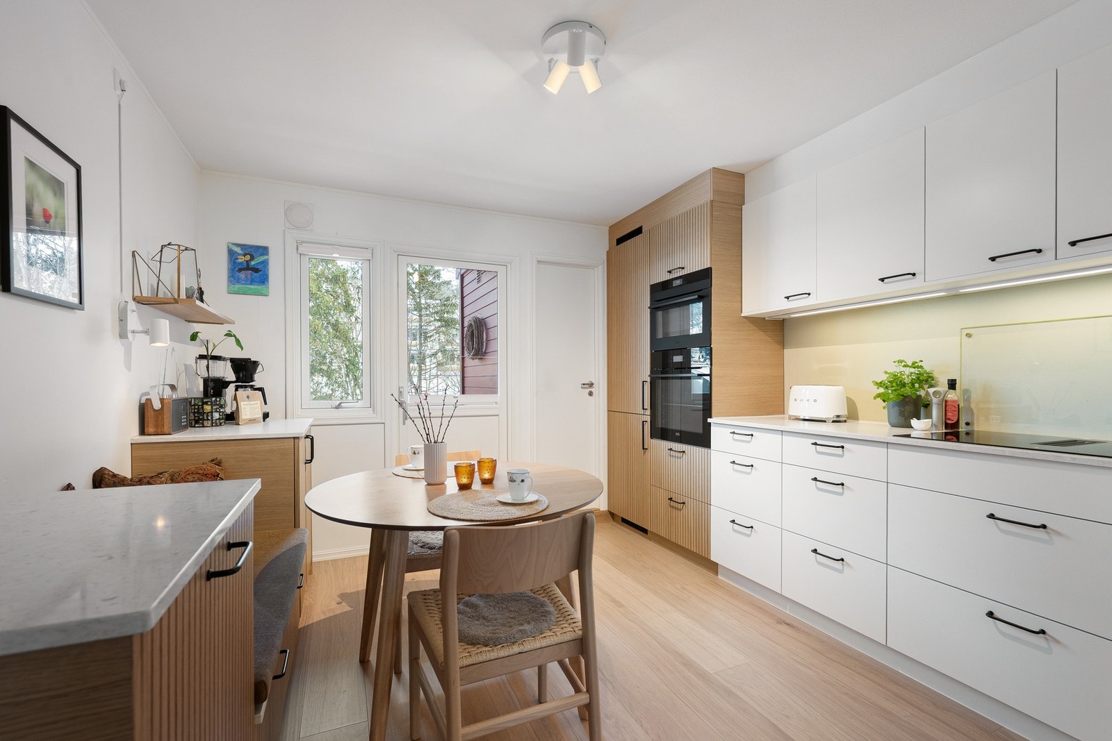 Praktisk kjøkkenbod med ekstra oppbevaringsplass for tørrvarer og kjøkkenutstyr. Langs veggen er det etablert sittebenk med oppbevaring. Galleribilde