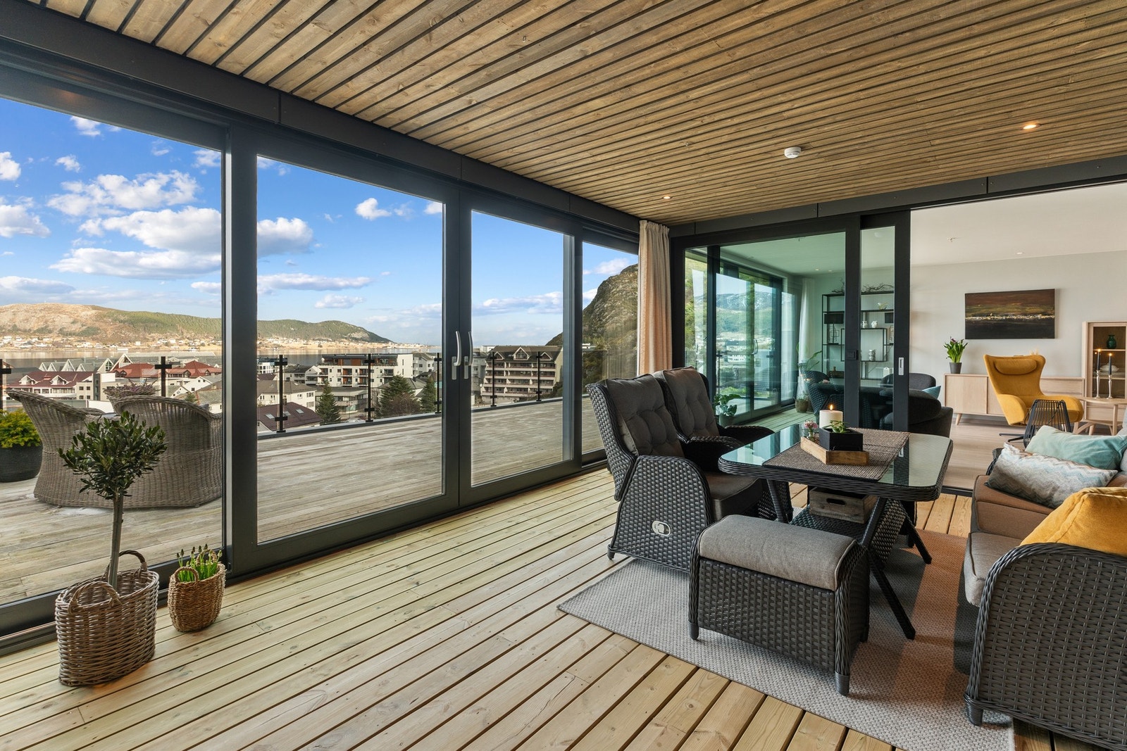 Hagestue som kan åpnes opp om sommeren eller lukkes igjen om høsten/vinteren. Galleribilde