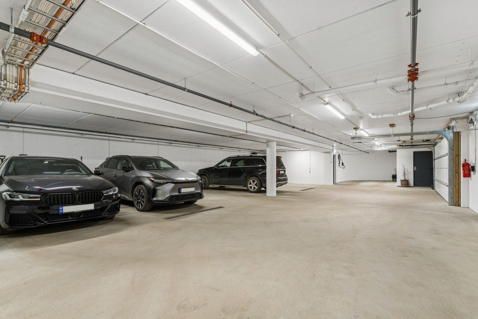 En garasjeplass med EL-bil lader medfølger handelen. Galleribilde