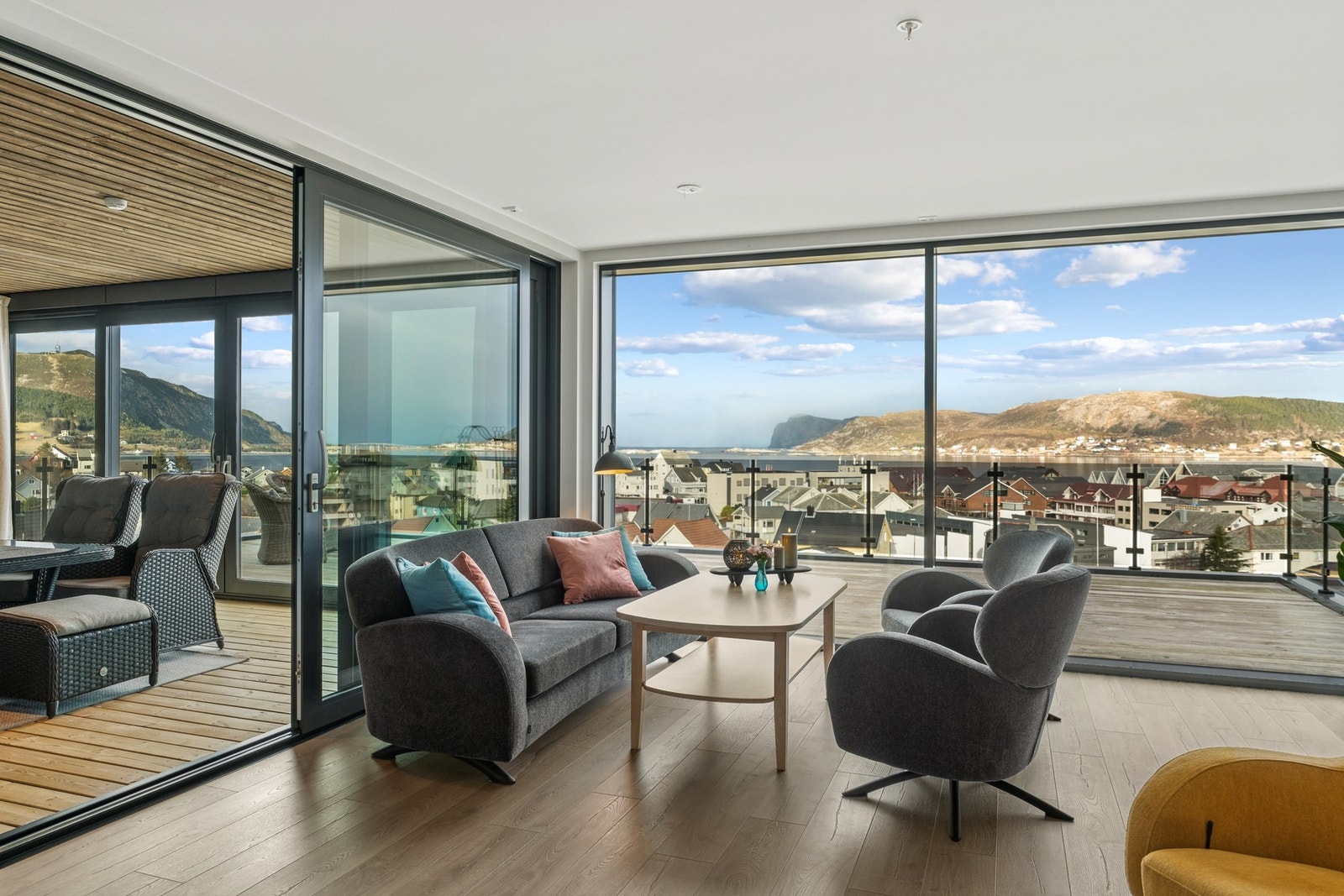 Her kan du sitte og nyte den nydelige utsikten! Galleribilde