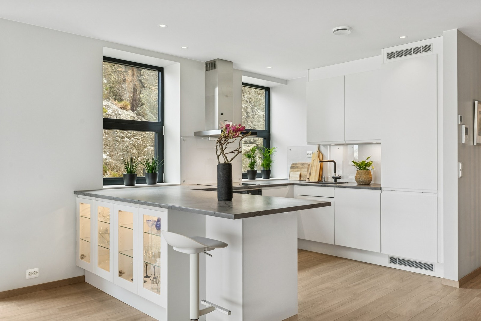 Flott og lyst kjøkken med integrerte hvitevarer. Galleribilde