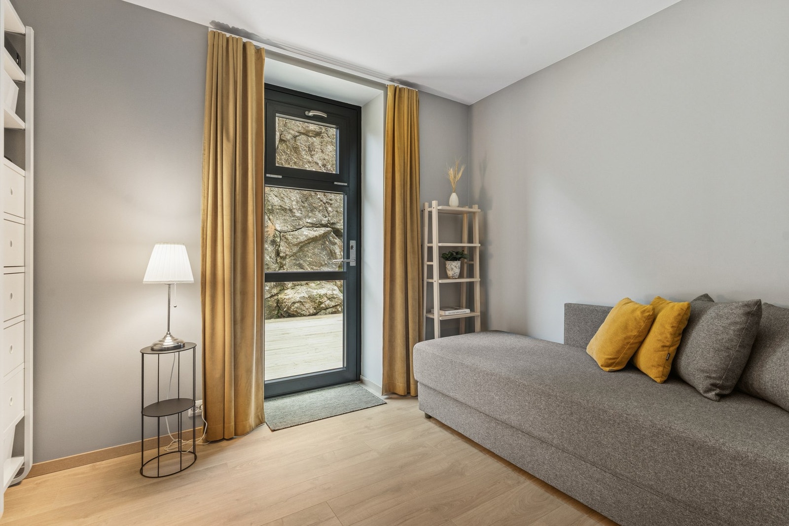 Soverom nr. 2 med utgang til stor terrasse. Galleribilde