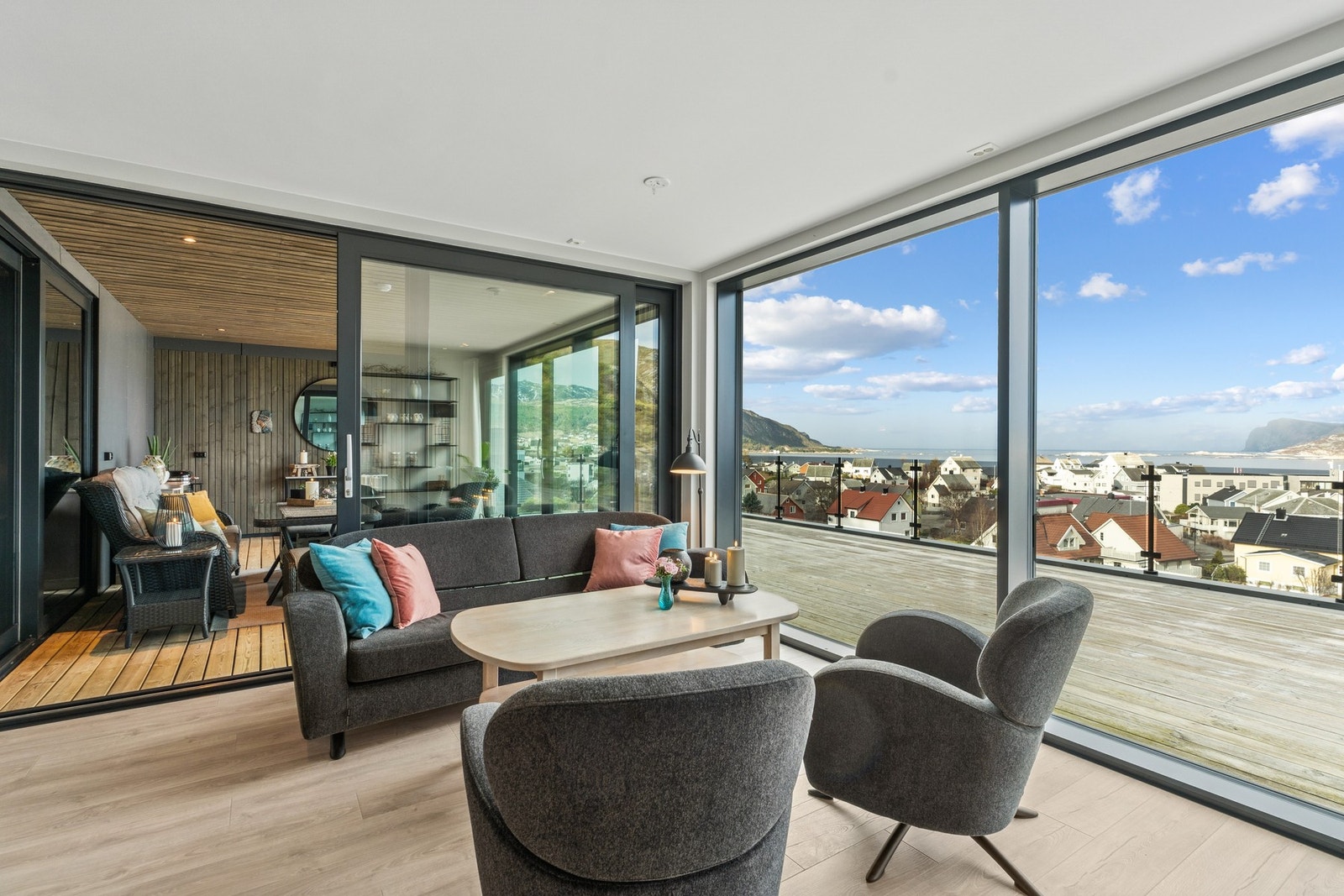 Stue mot hagestuen. Galleribilde