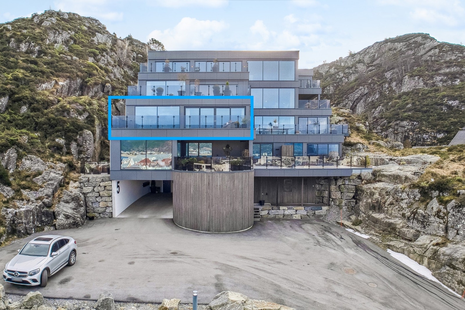 Leiligheten er markert ut i blå. Galleribilde