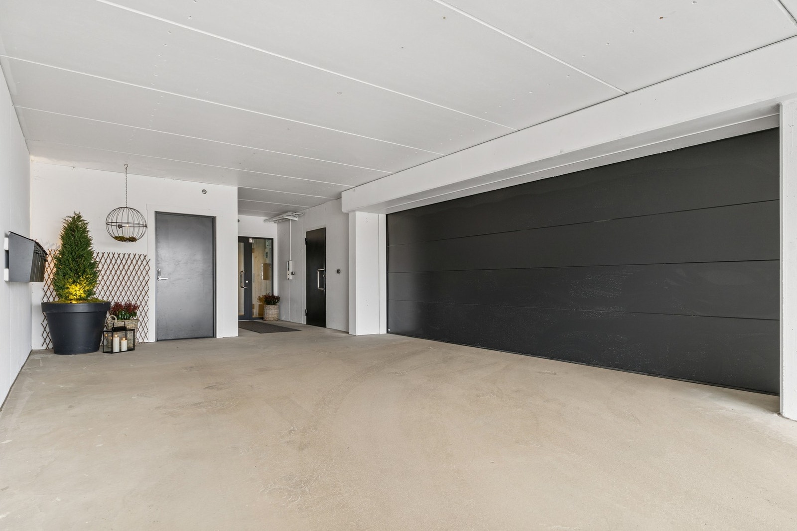 Inngangsparti hvor du har inngang til leilighetsbygget, postkasse og innkjøring til garasje. Galleribilde