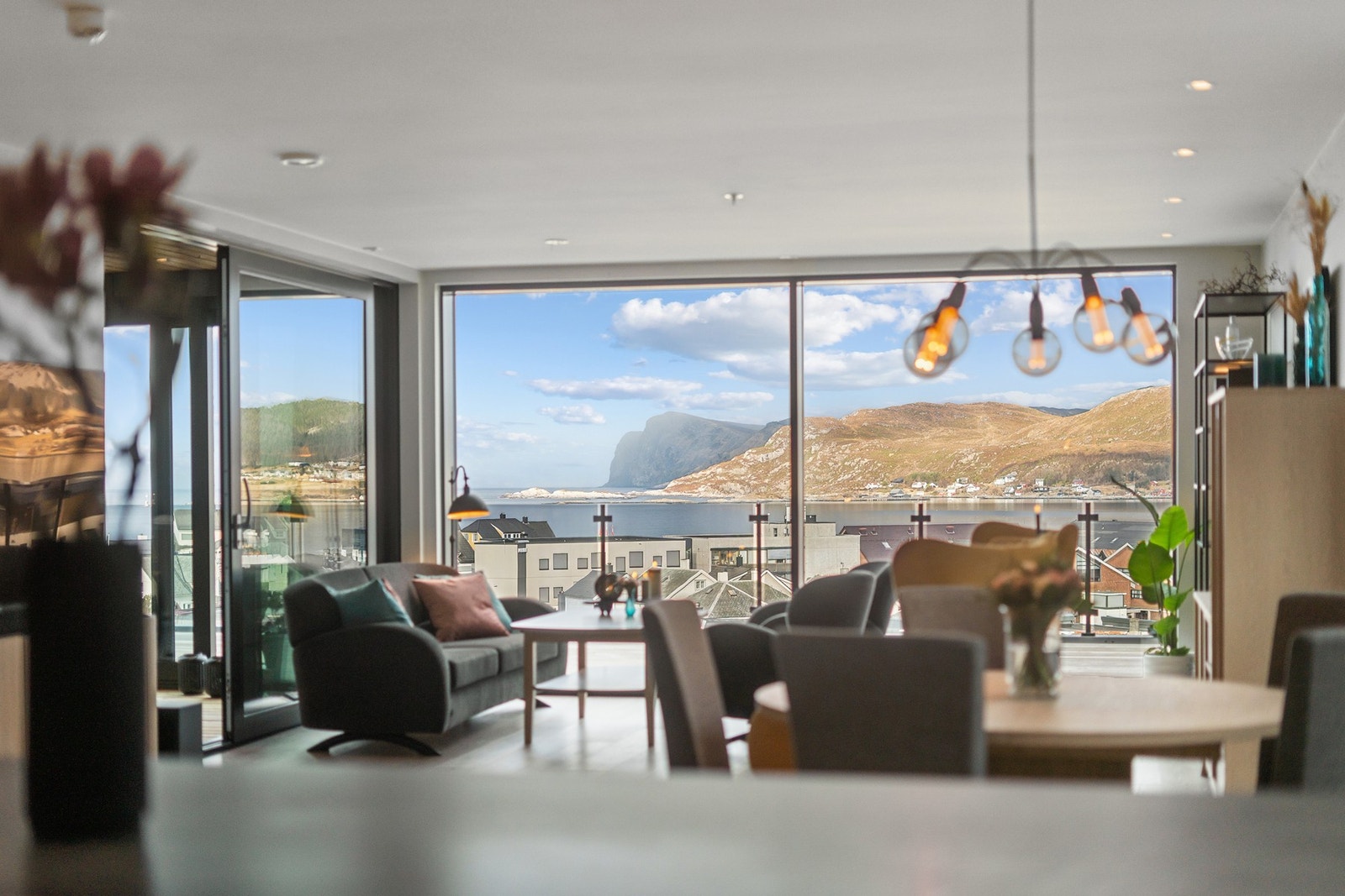 Her kan du stå og lage mat, og nyte den fantastiske utsikten! Galleribilde