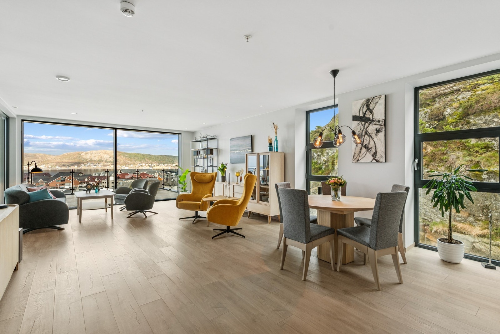 Lys og flott åpen stue- og kjøkkenløsning! Galleribilde