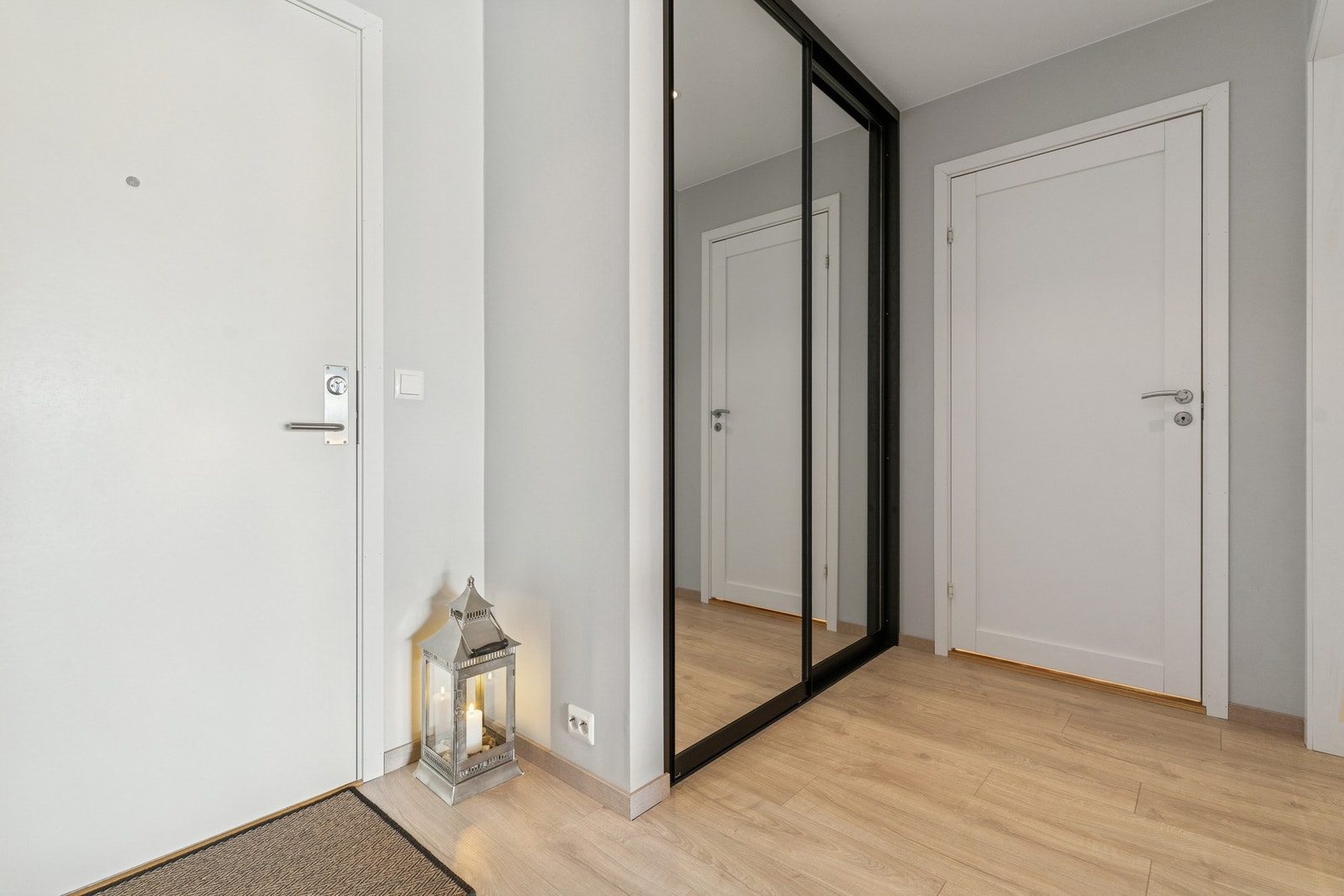 Entré/gang med innebygd skyvedørsgarderobe. Galleribilde