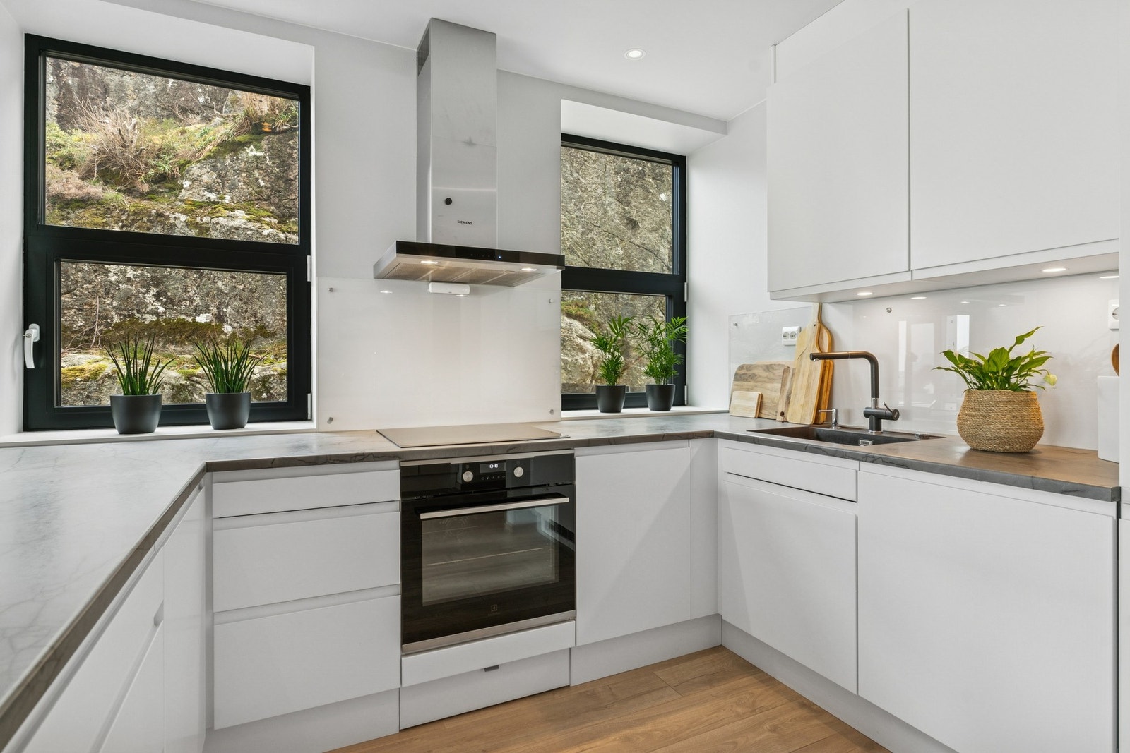 Kjøkken med mye skap- og benkeplass. Galleribilde