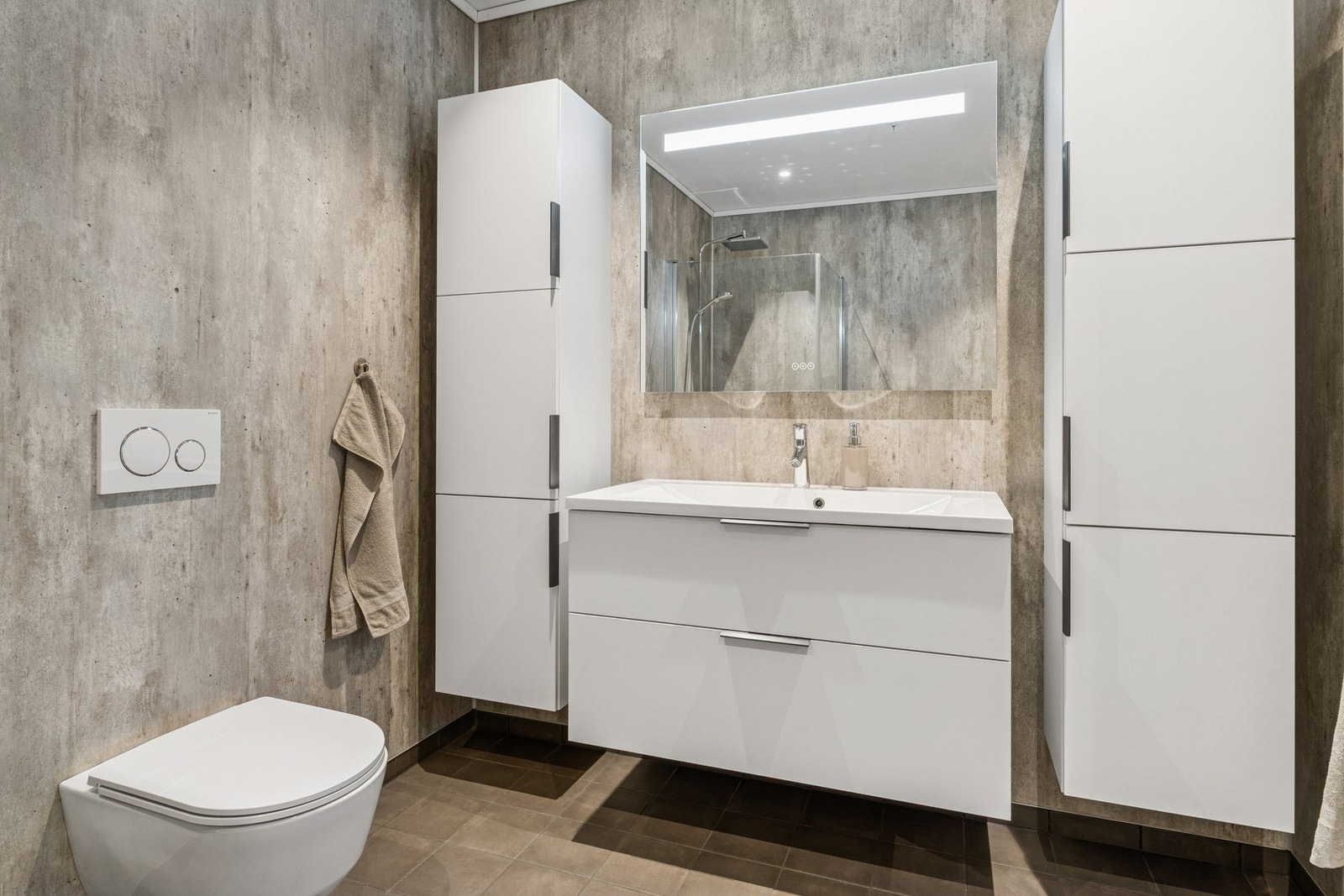 Flott bad tilknyttet hovedsoverommet. Galleribilde