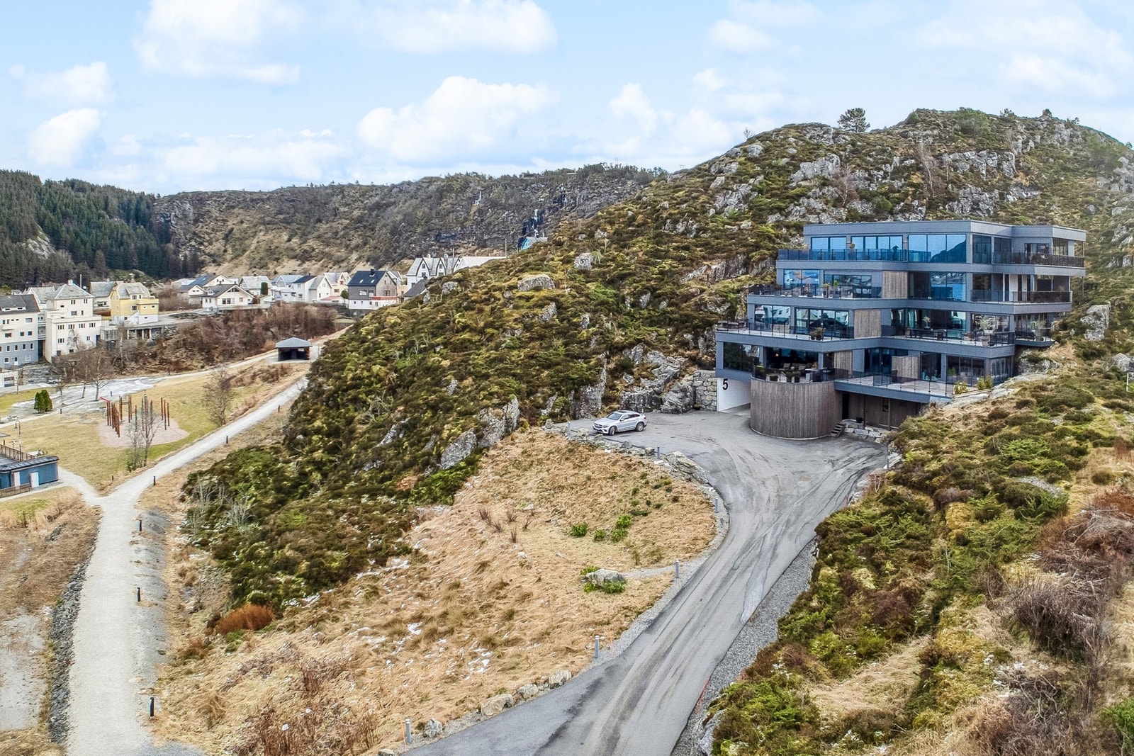 Oversiktsbilde. Det er gjesteparkeringer utenfor bygget. Galleribilde