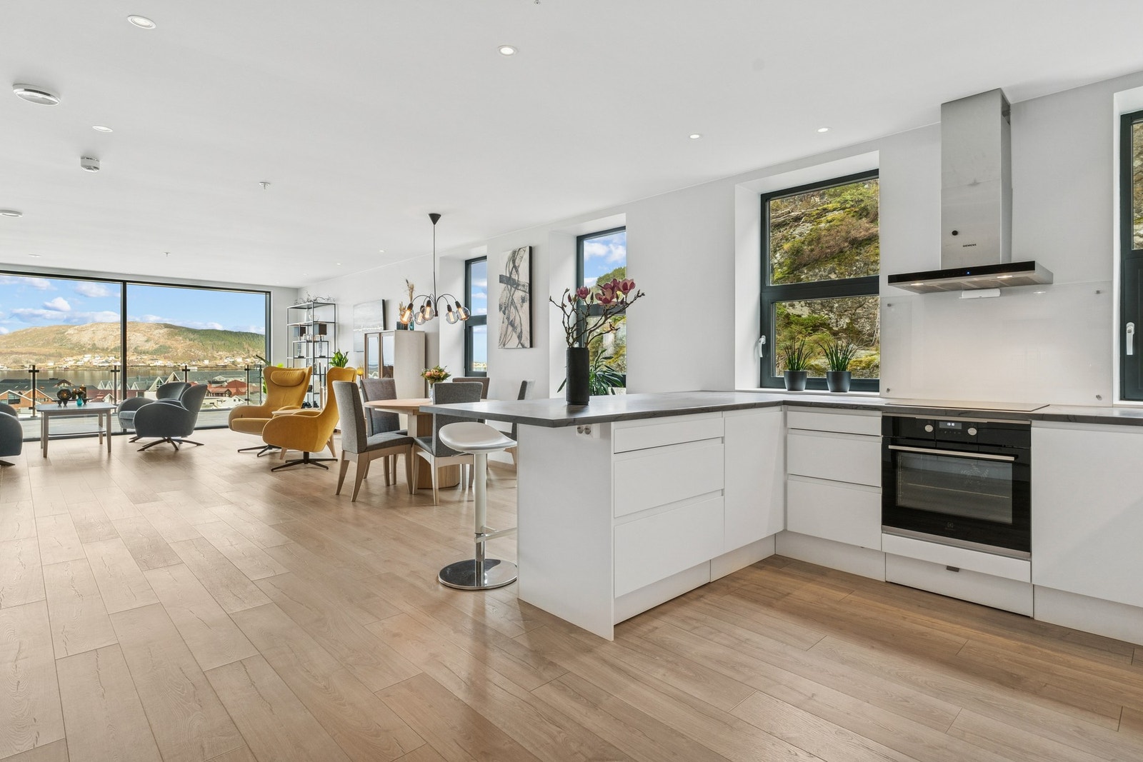 Leiligheten har mange vindusflater som gir mye lys inn! Galleribilde