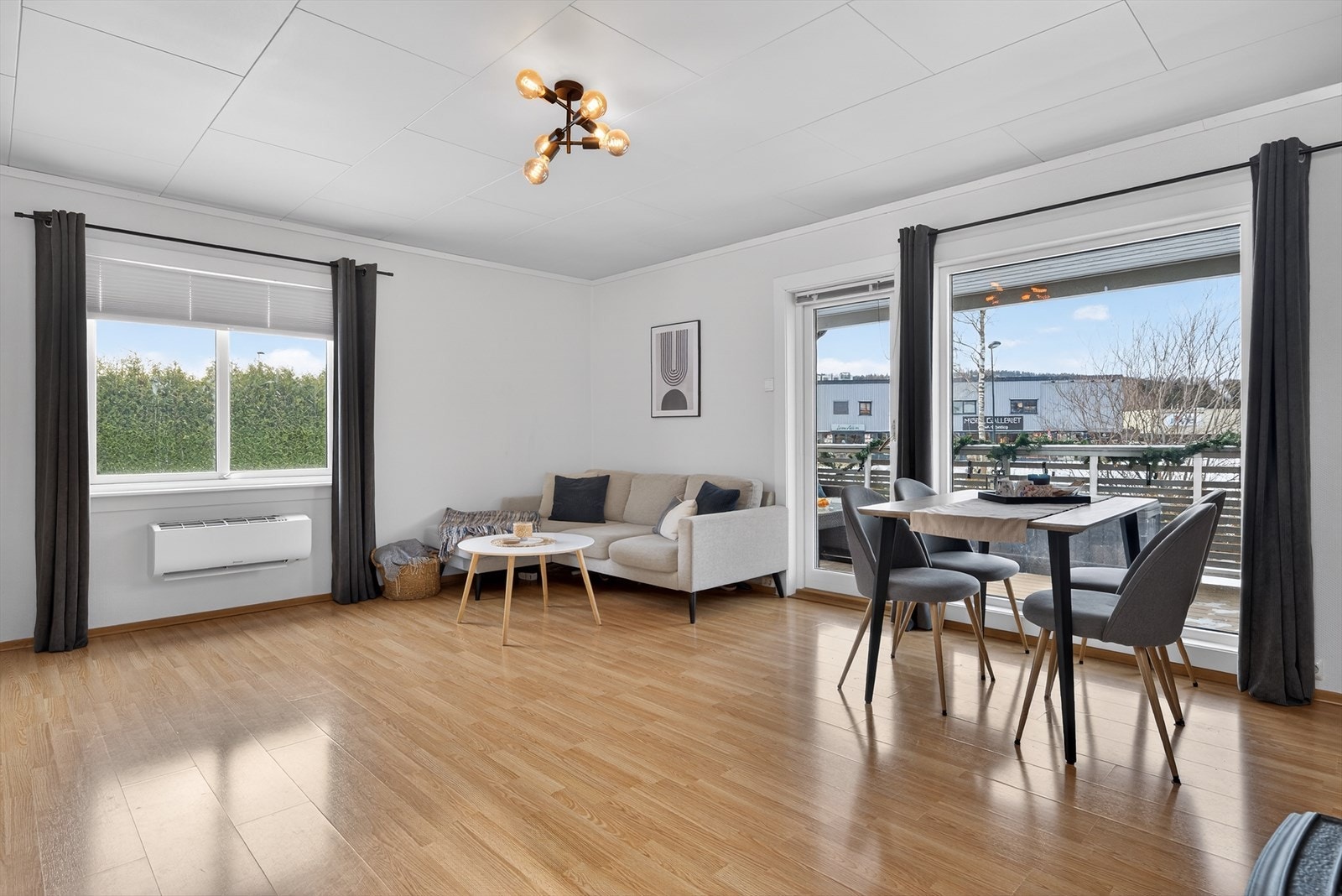 Store vindusflater som sørger for godt lysinnslipp Galleribilde