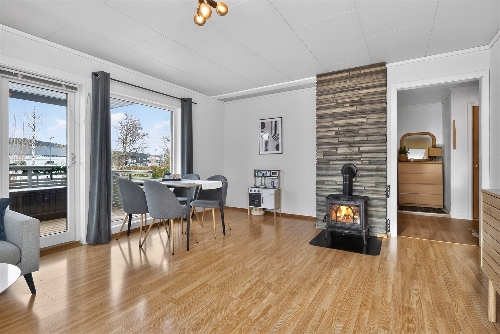 Plass til både sofagruppe og spisebord Galleribilde