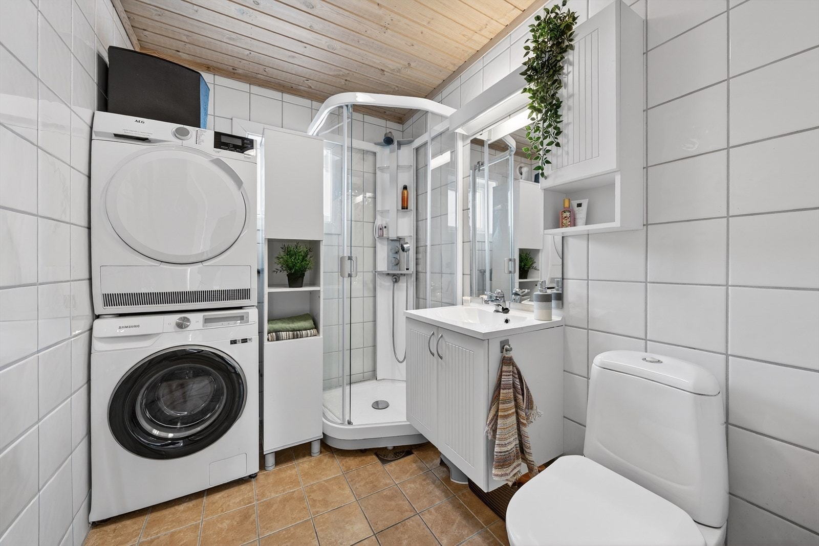 Badet inneholder dusjkabinett, vegghengt wc og opplegg for vaskemaskin Galleribilde