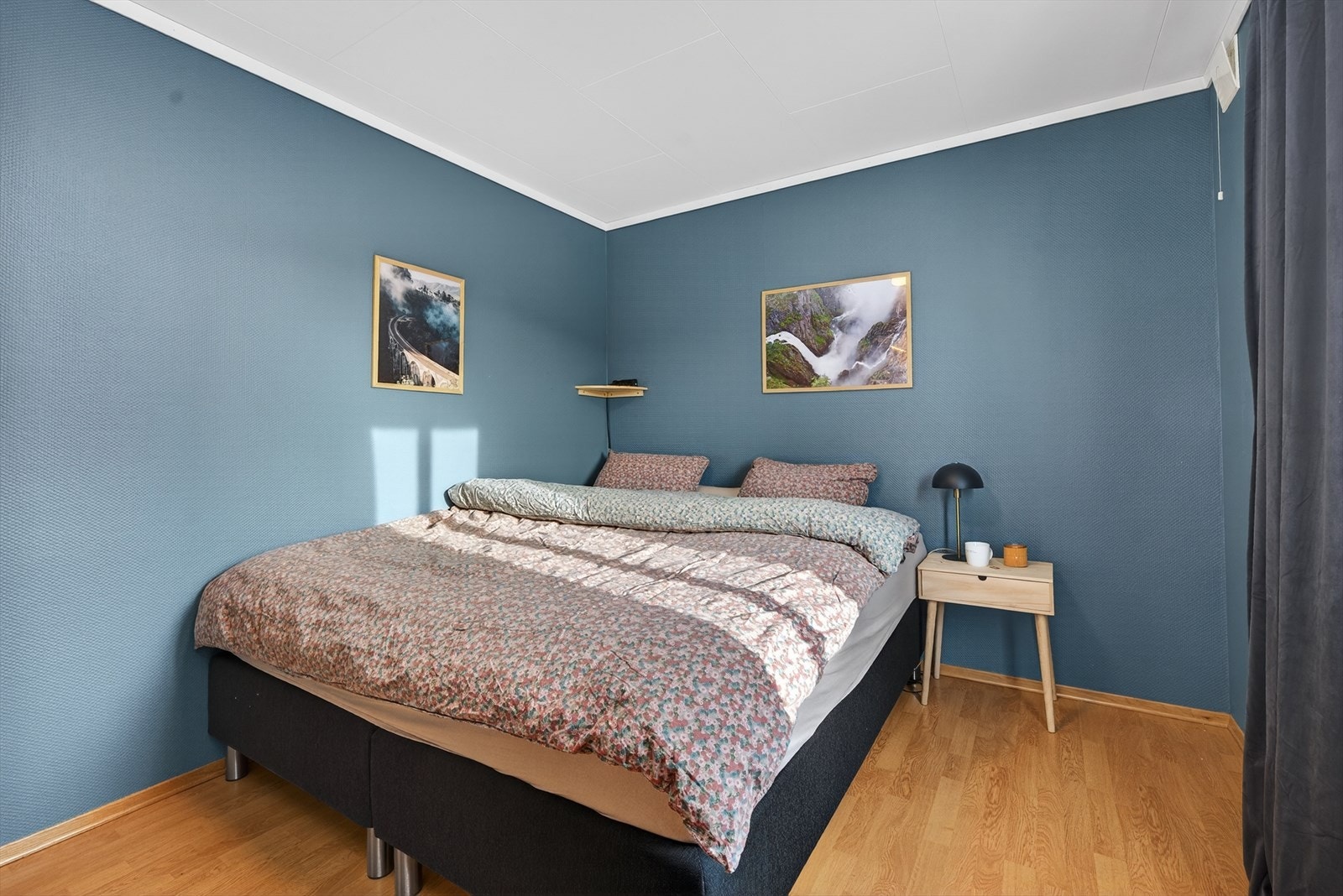 Hovedsoverom har god plass til dobbeltseng, nattbord og garderobeløsnming Galleribilde