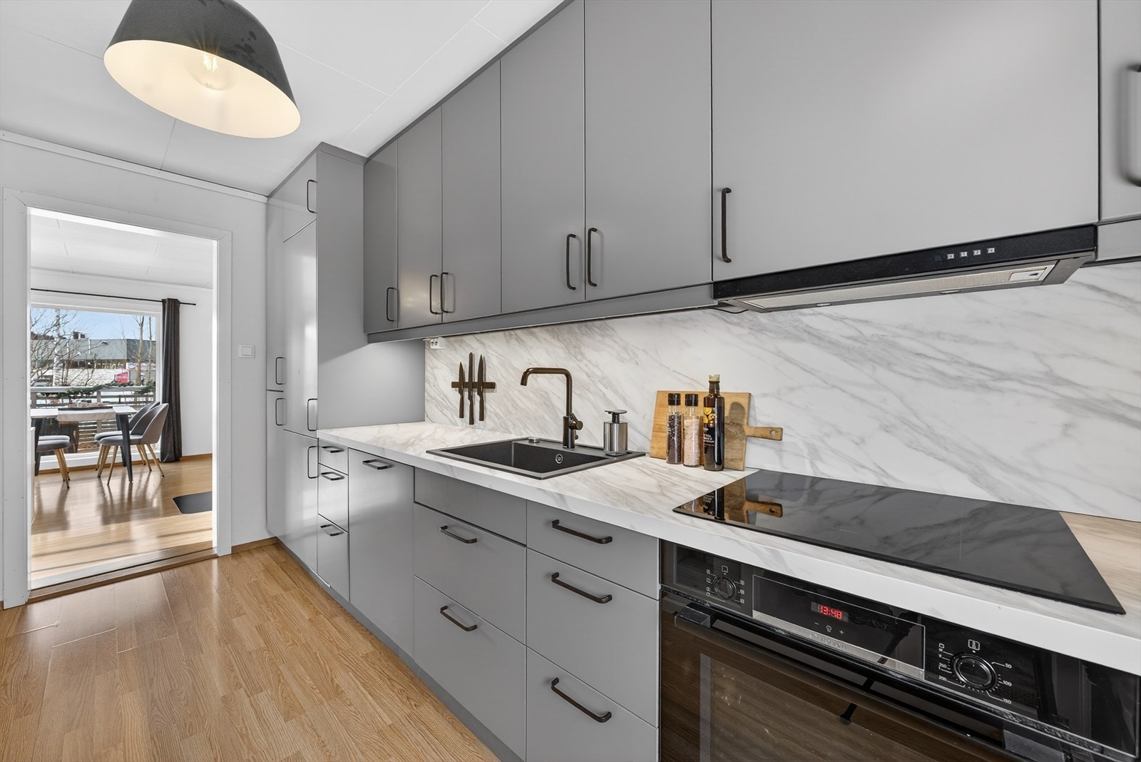 Meget god oppbevaringsplass i over- og underskap samt skuffeseksjoner Galleribilde