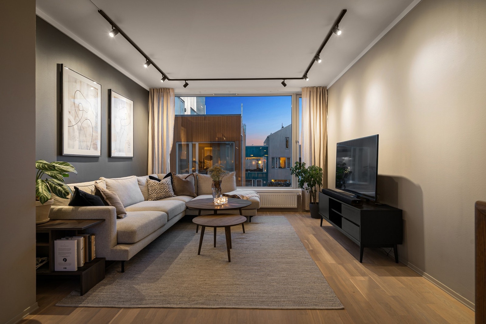 Delikat og romslig stue med flotte farge- og materialvalg Galleribilde