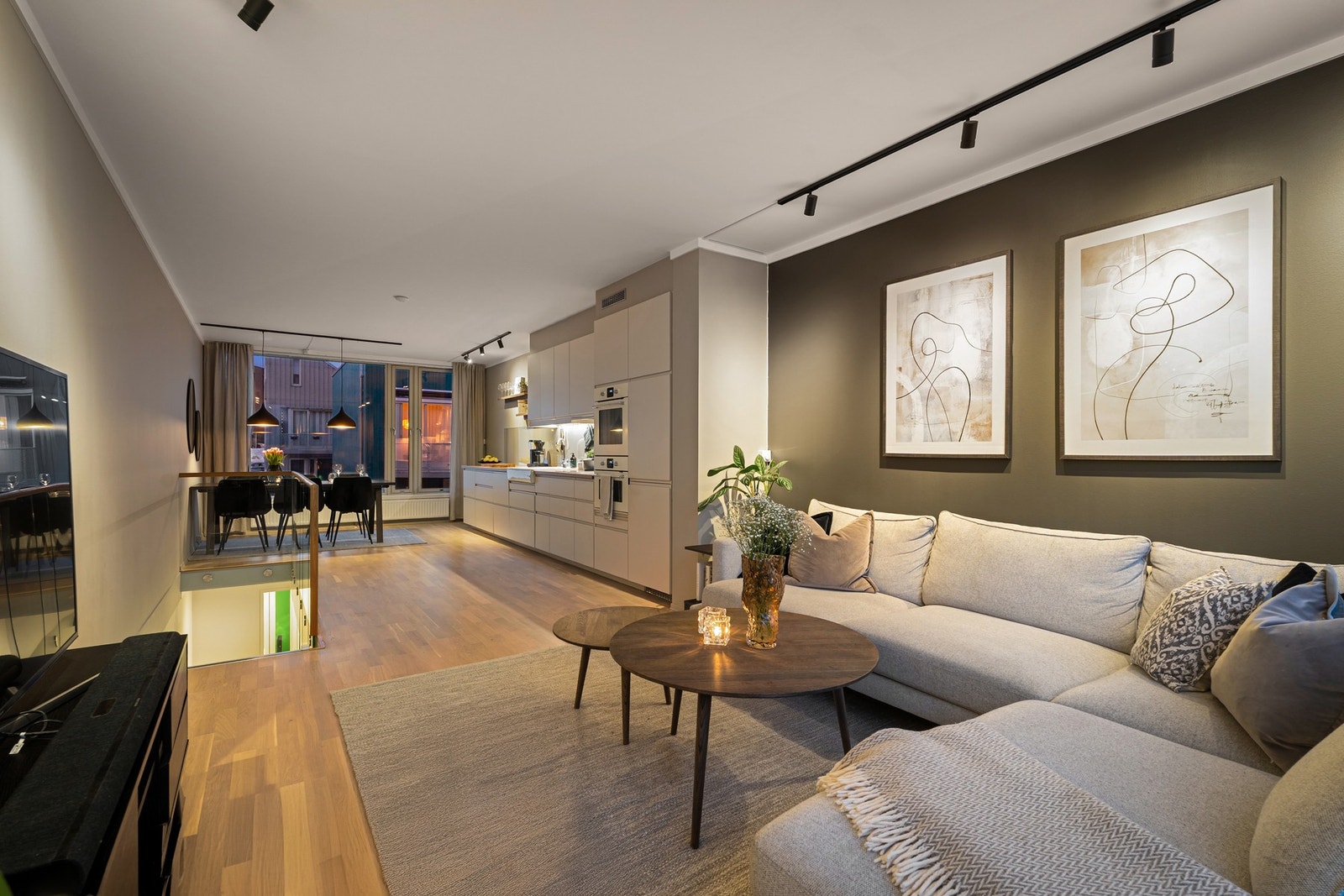 Med en åpen kjøkkenløsning får rommet en behagelig og luftig atmosfære Galleribilde