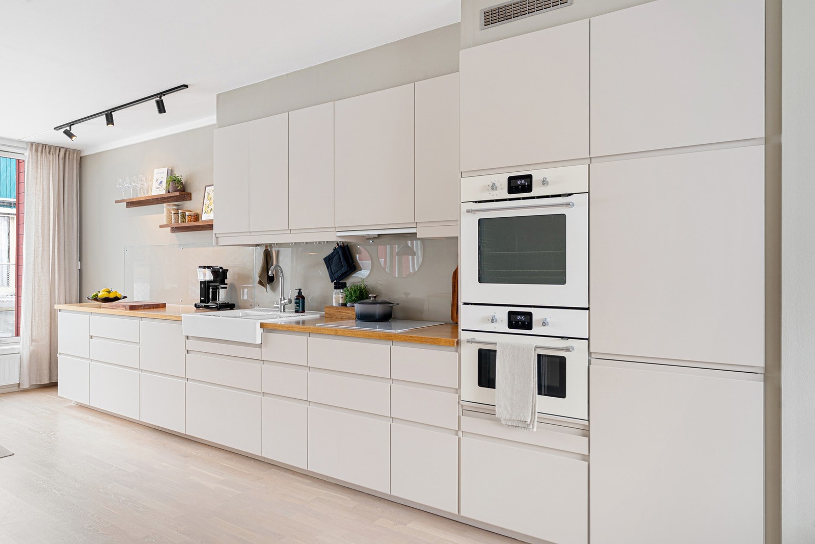 Her er det rieklig med skap og benkeplass Galleribilde