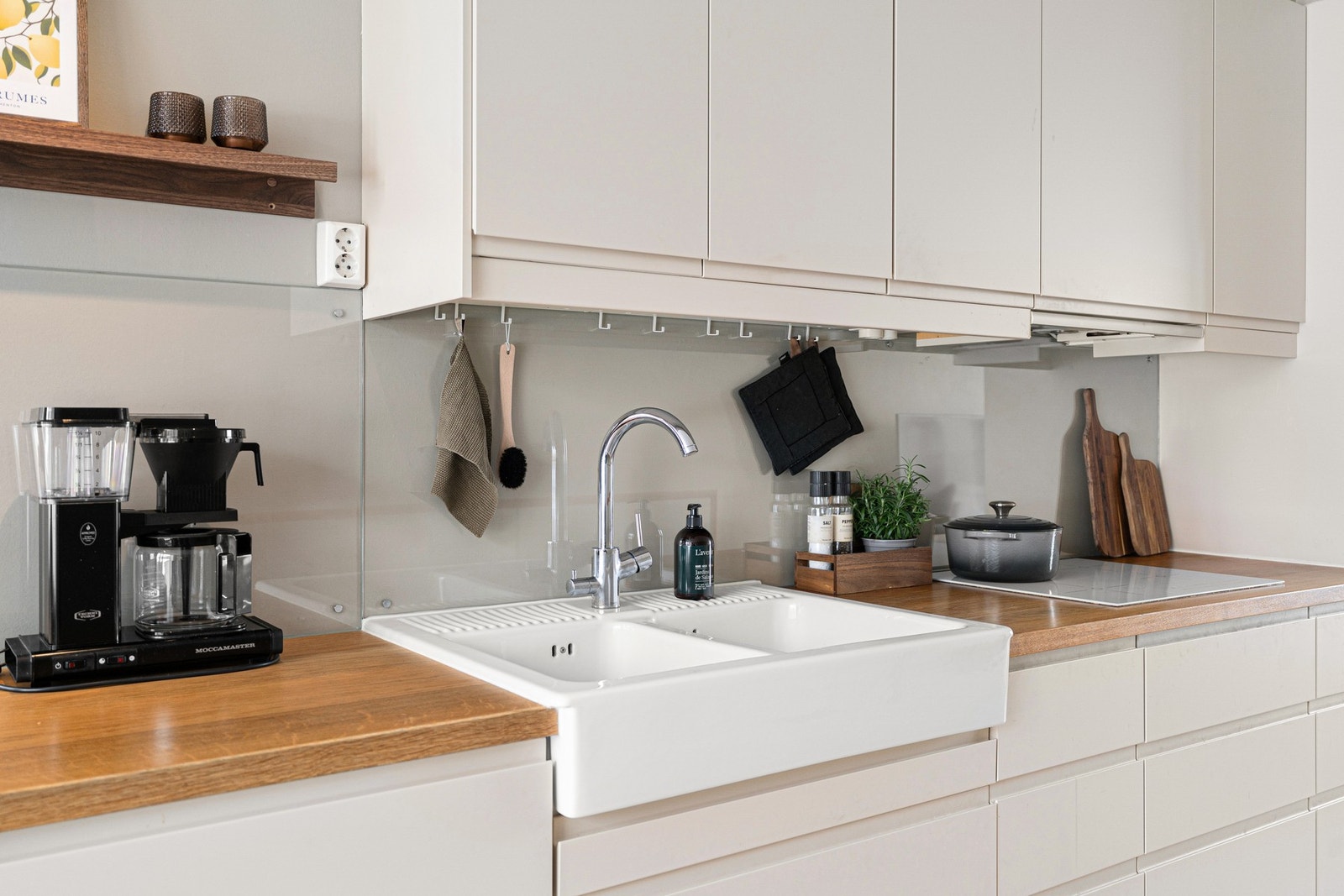 Kjøkkeninnredningen har benkeplate i heltre med nedfelt platetopp og dobbel oppvaskkum Galleribilde