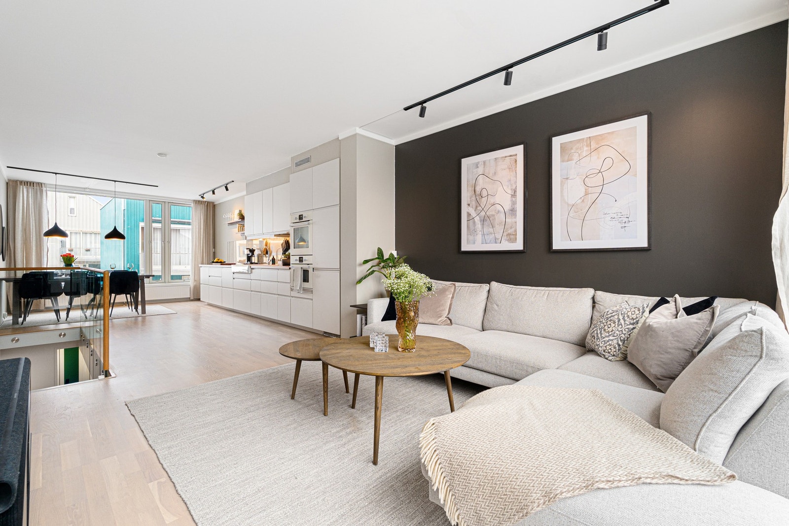 Rommet måler hele 38,2 kvm som gir meget god plass til ønsket møblement Galleribilde