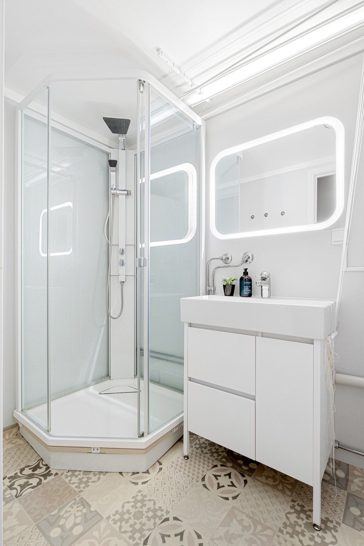 Flott bad med varme i gulv Galleribilde