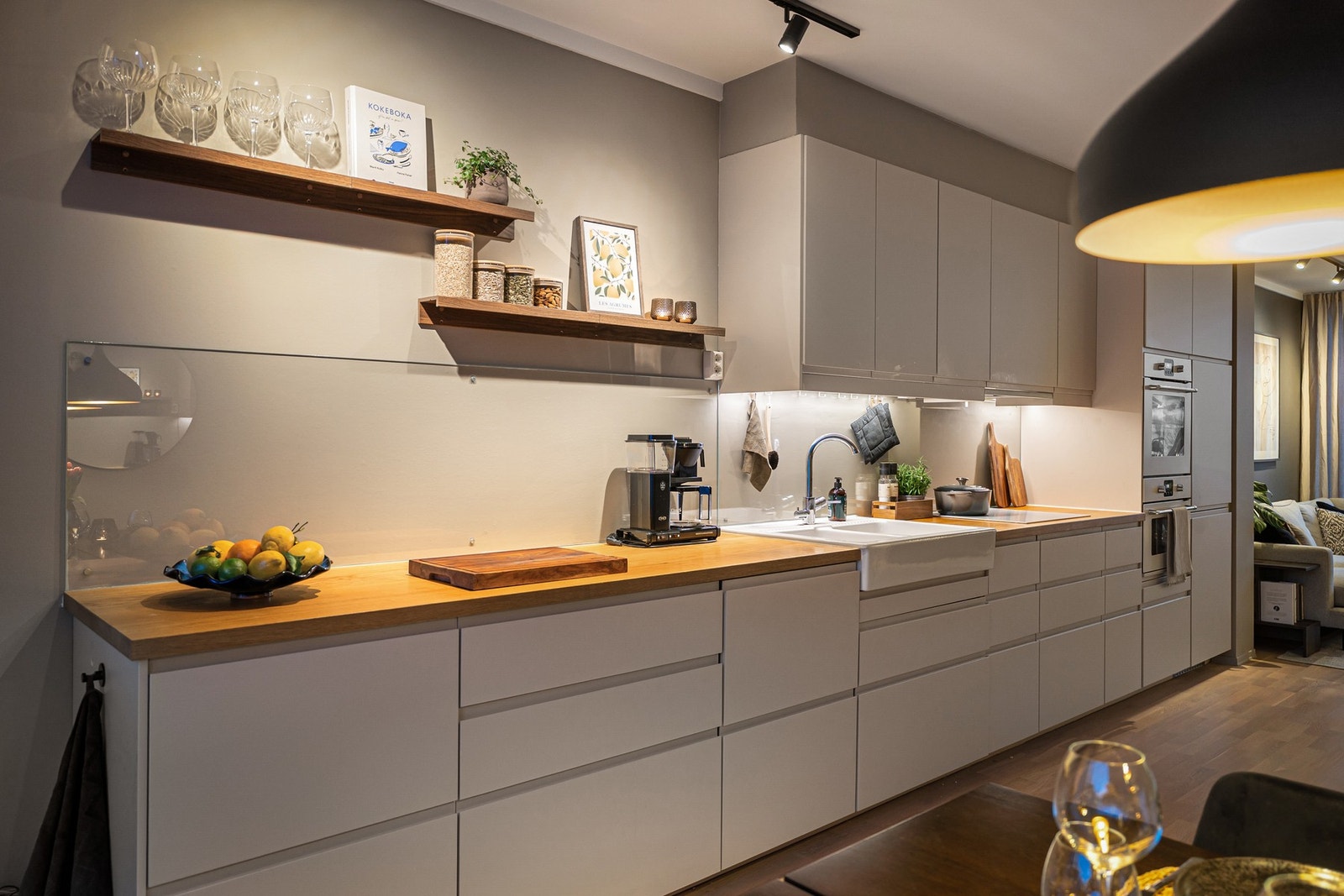 Pent og lyst kjøkken som er oppgradert i 2016 med integrerte hvitevarer som stekeovn, mikrobølgeovn, kjøle/fryseskap og oppvaskmaskin Galleribilde